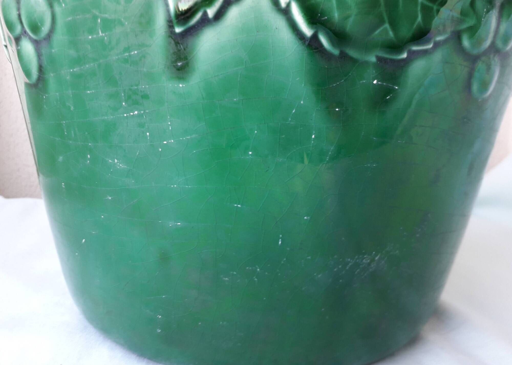 Green ceramic cache-pot