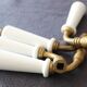Lot de deux poignées de porte en porcelaine