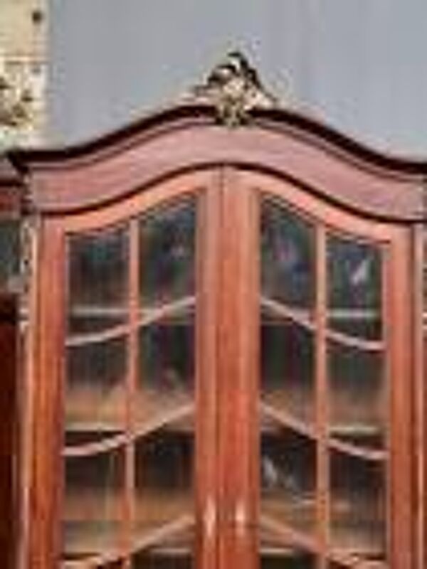 Paire de vitrines de style Louis XV. Peintes à la main en or, chêne massif sculpté.