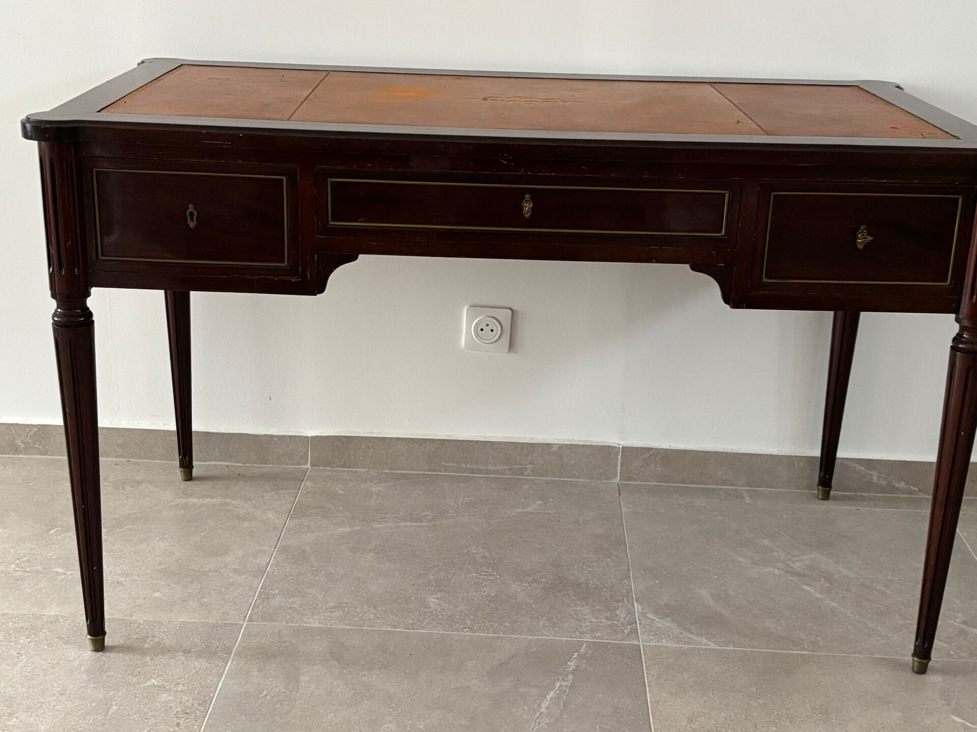 Bureau style Empire en acajou et cuir doré