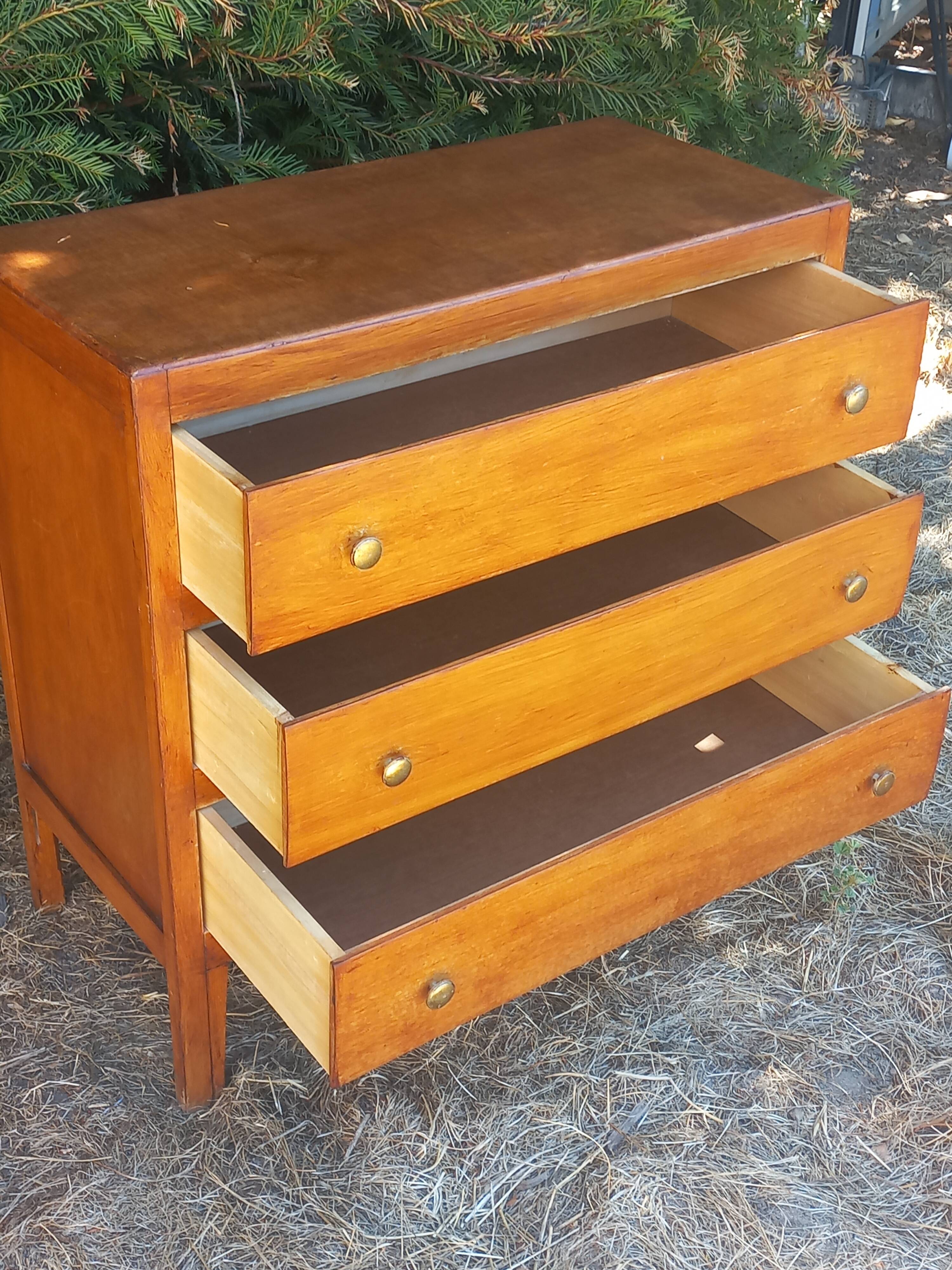 Vintage beech chest of drawers with 3 drawers from the 1950s.