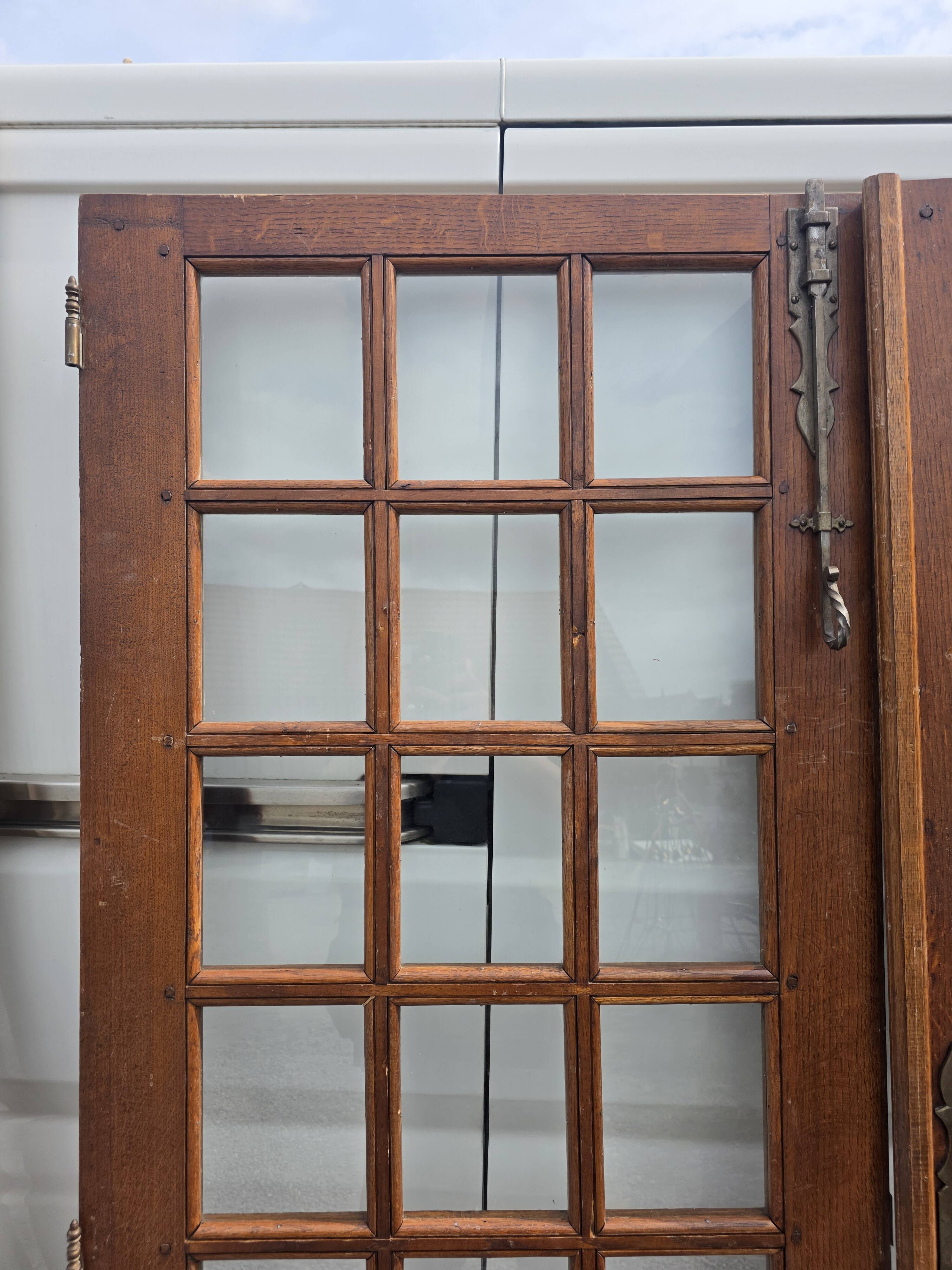 Paire de portes de séparation en chêne petits carreaux XXe