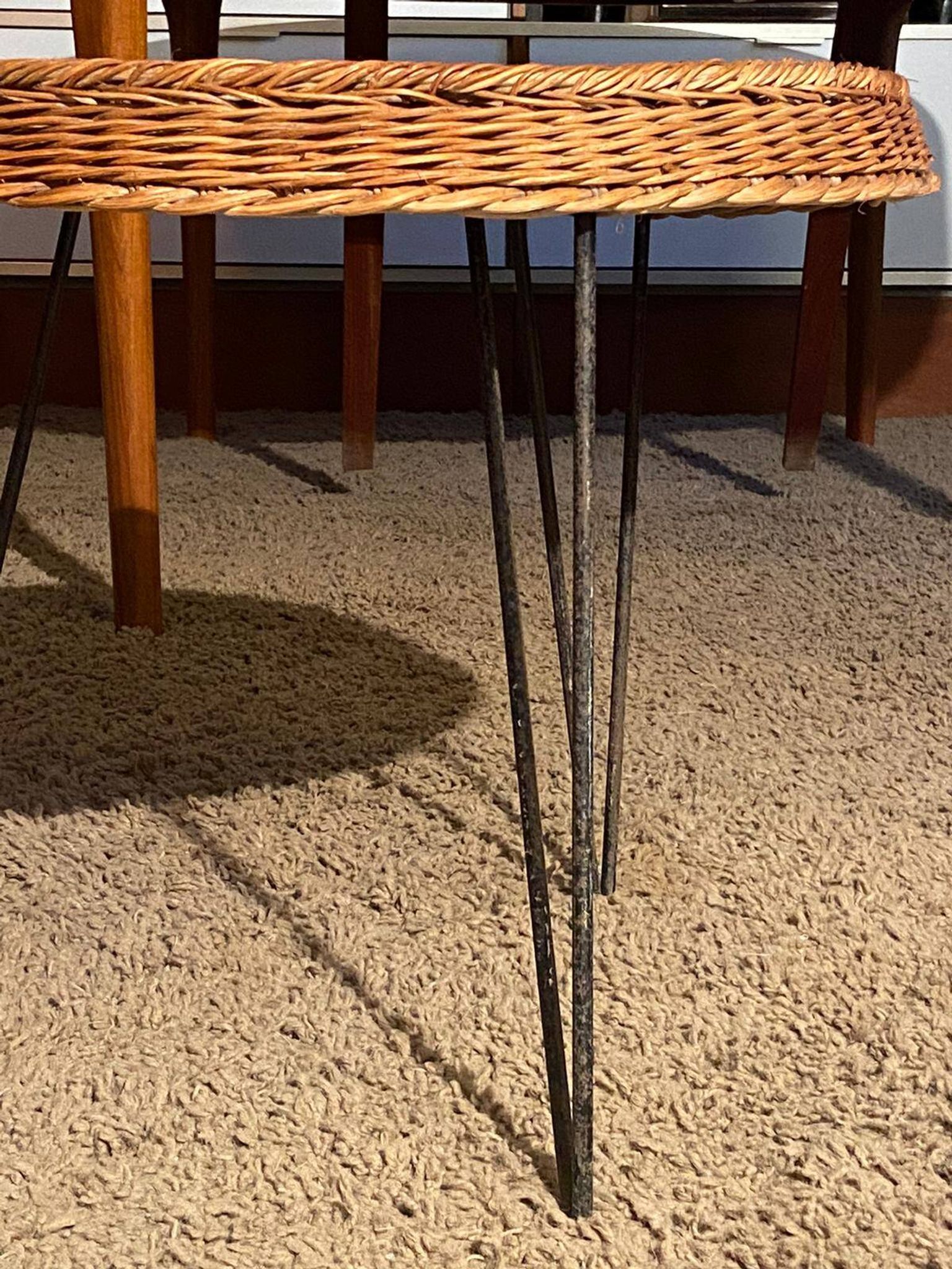 Set of 2 wicker armchairs and coffee table Raoul Guy 1950