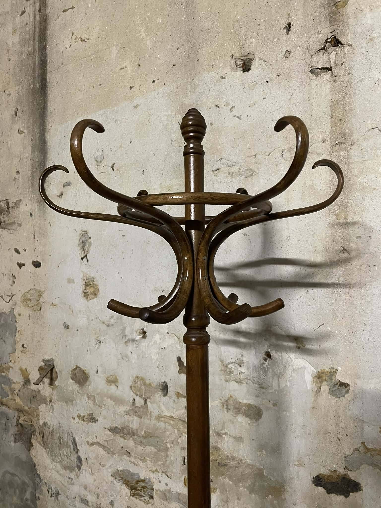 Porte-manteau en bois cintré style Thonet – porte manteau sur pied