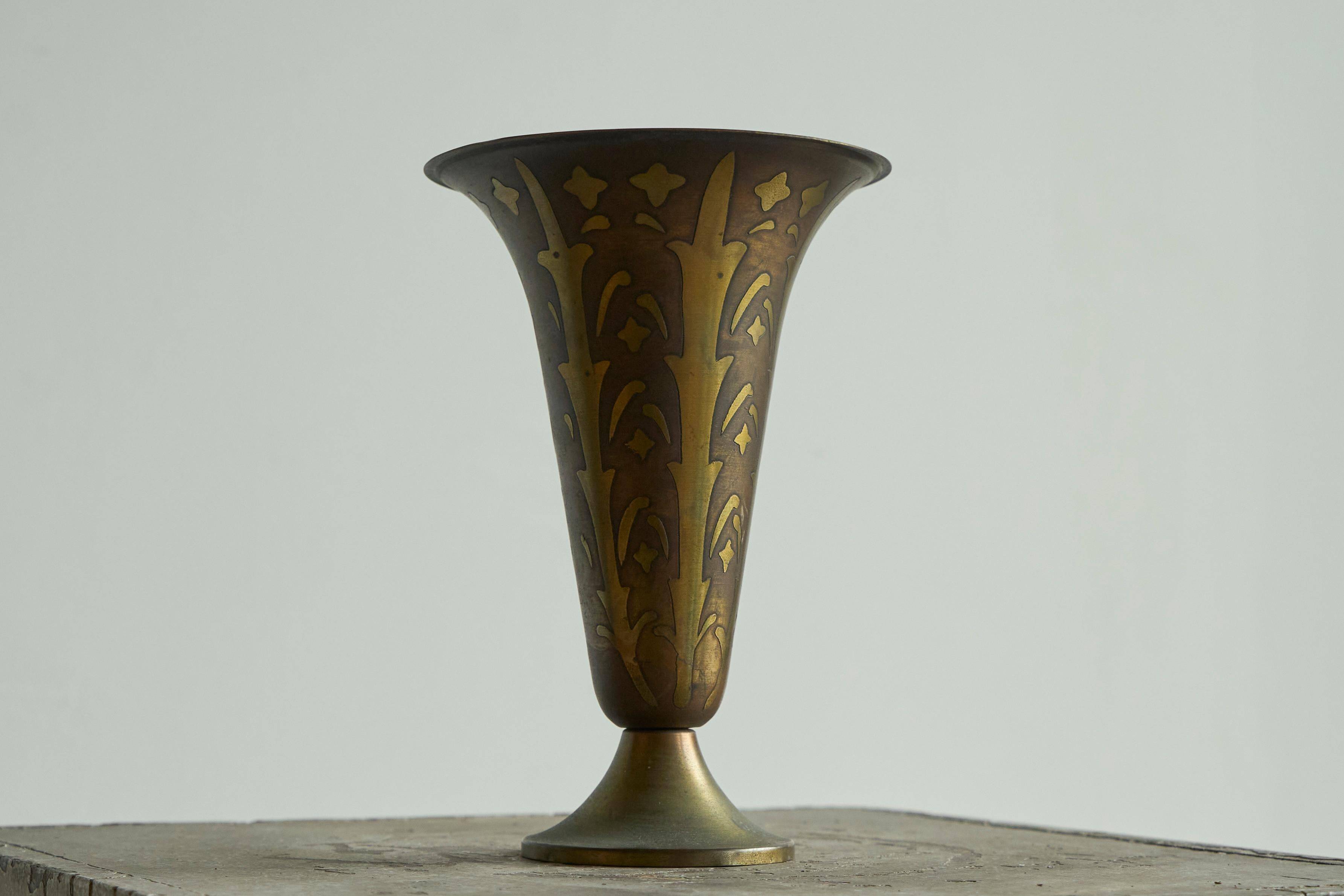 Art Deco fluted vase in patinated metal and brass from the 1930s.