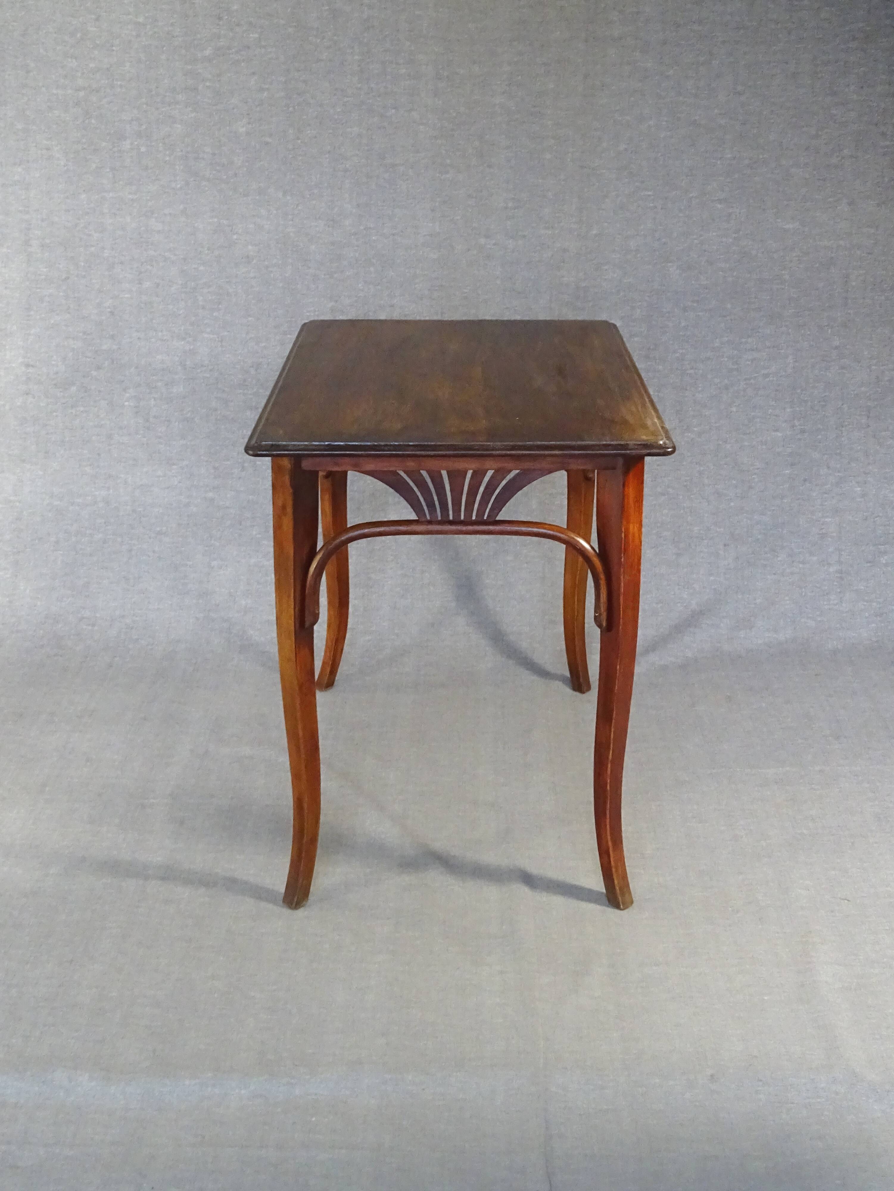Table ou bureau Thonet N°8122, vers 1910, plateau chêne.