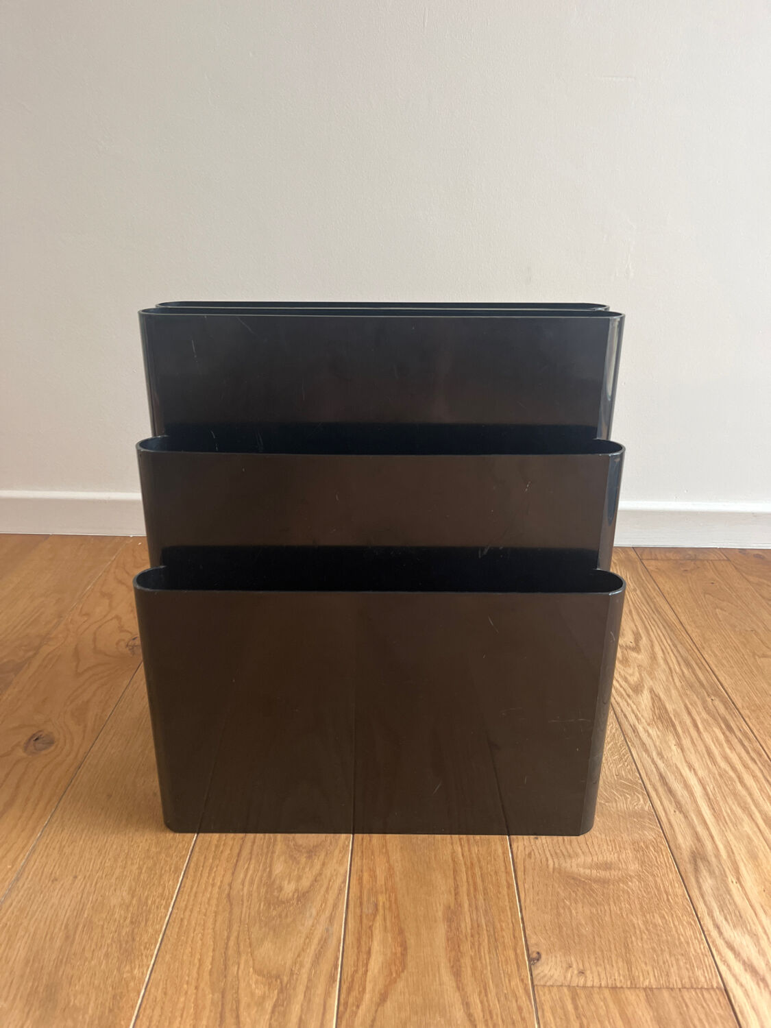 Black magazine rack Kartell 4676 / 4675 (Giotto Stoppino)