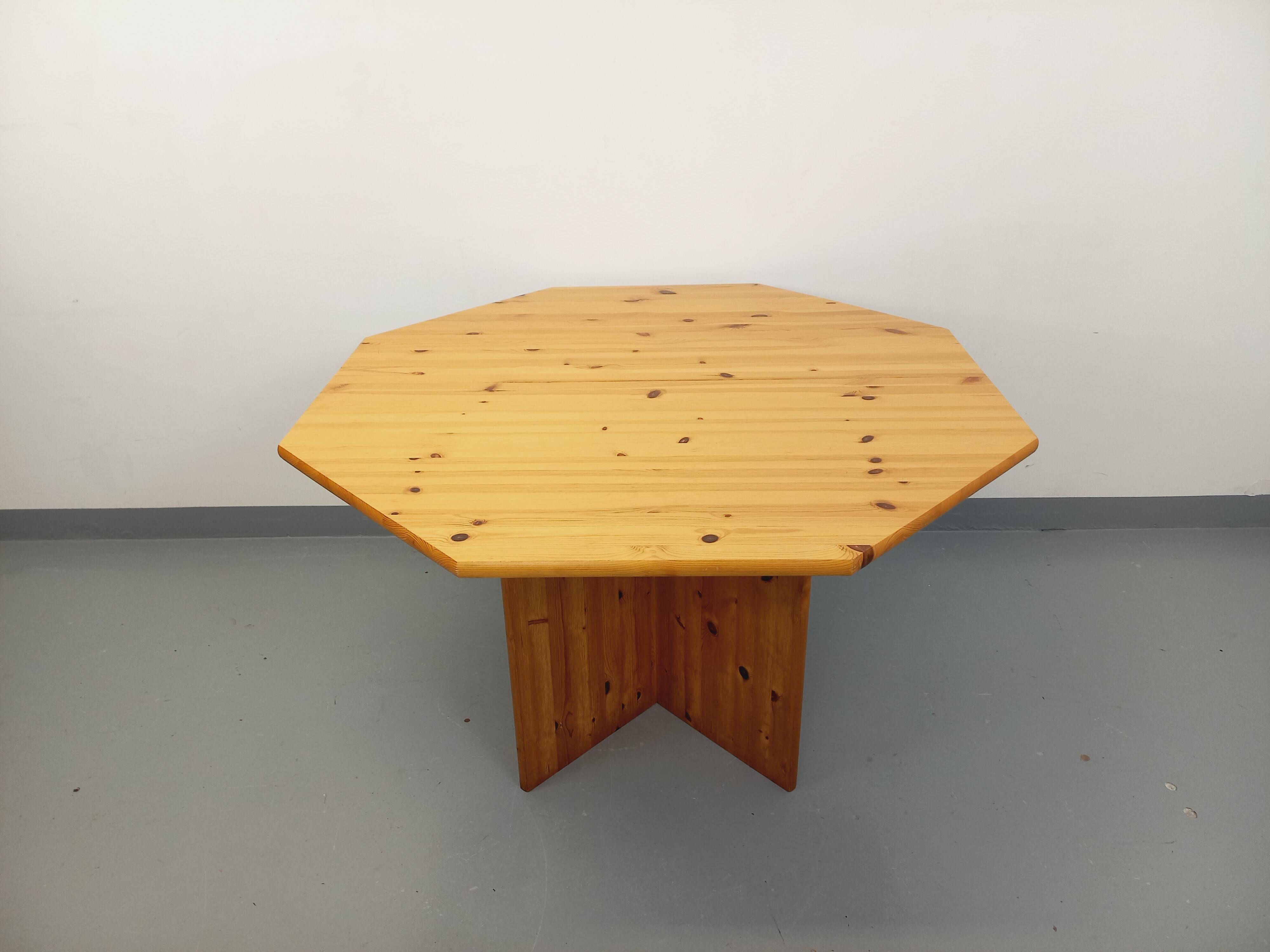 Vintage octagonal dining table from the 1980s in pine with an extension.