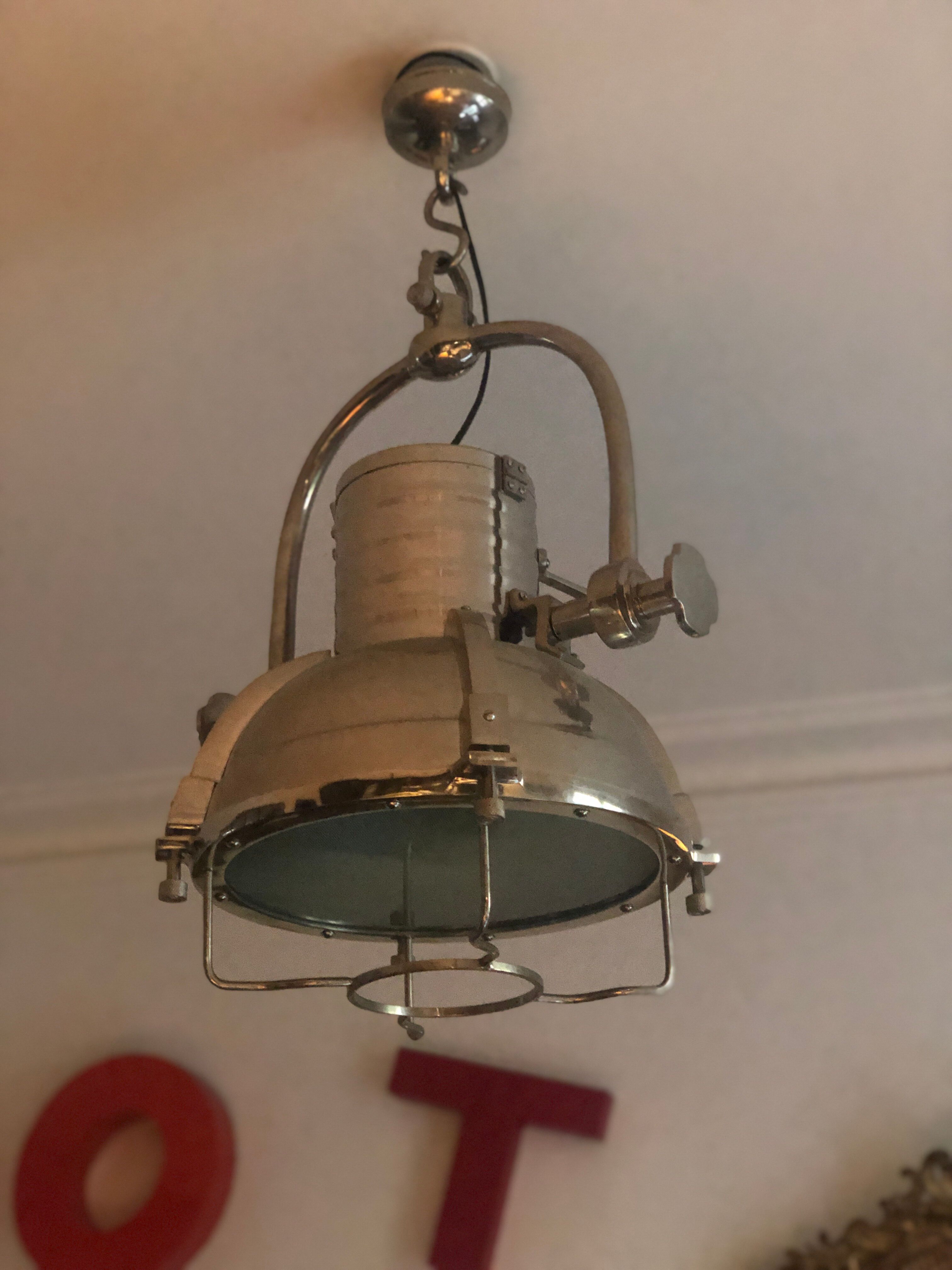 Suspension phare bateau