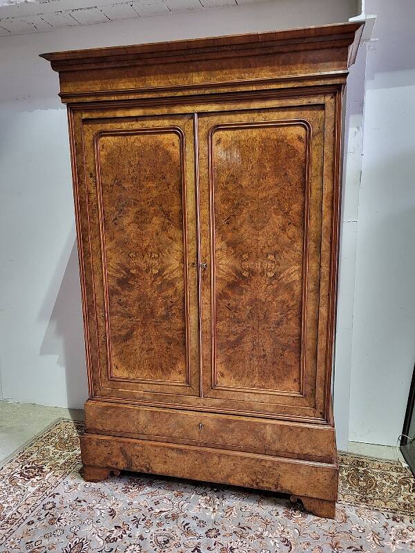 BUR WALNUT CABINET 2 DOORS 2 DRAWERS