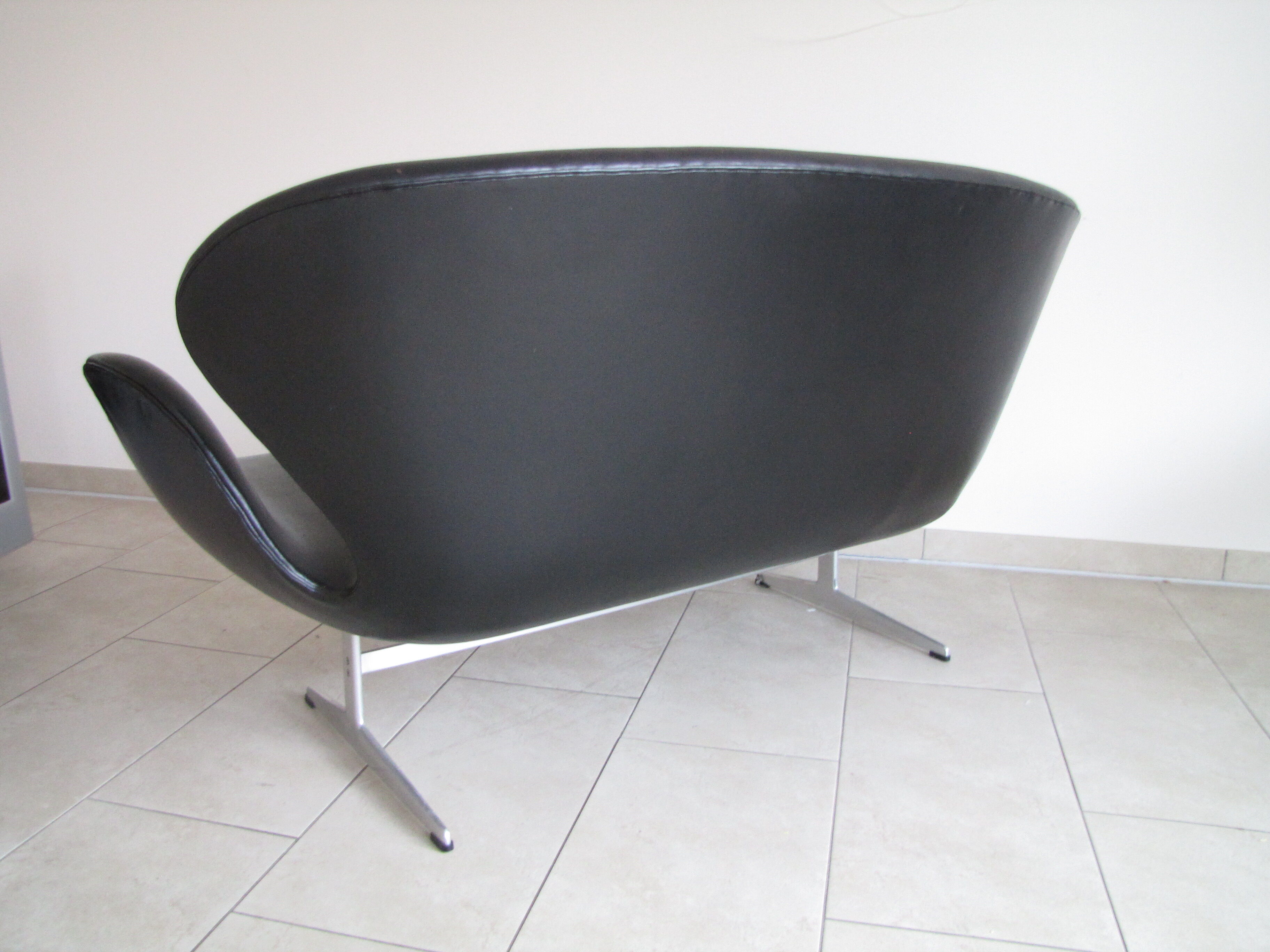 Vintage Model 3321 Swan Sofa by Arne Jacobsen for Fritz Hansen, 1960s