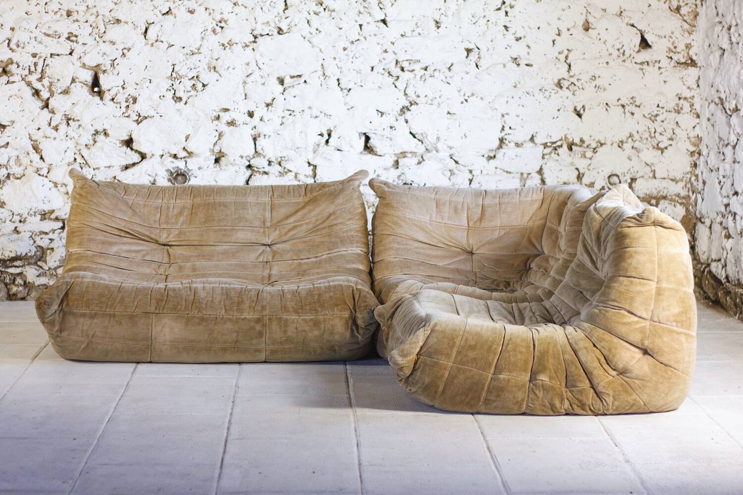 Canapé Togo 4 places en velours beige par Michel Ducaroy, Ligne Roset, 1973