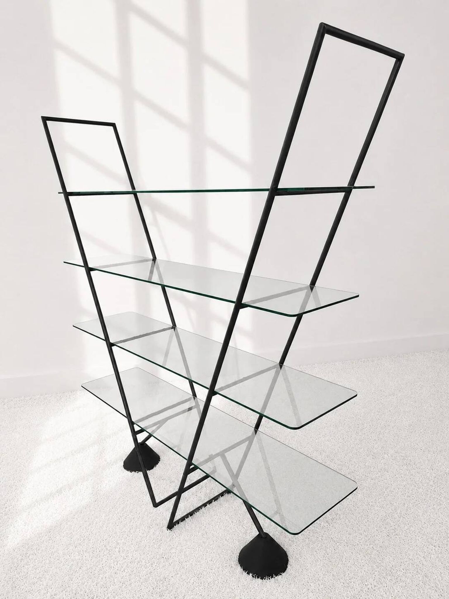Étagère triangulaire Bauhaus. Années 80.