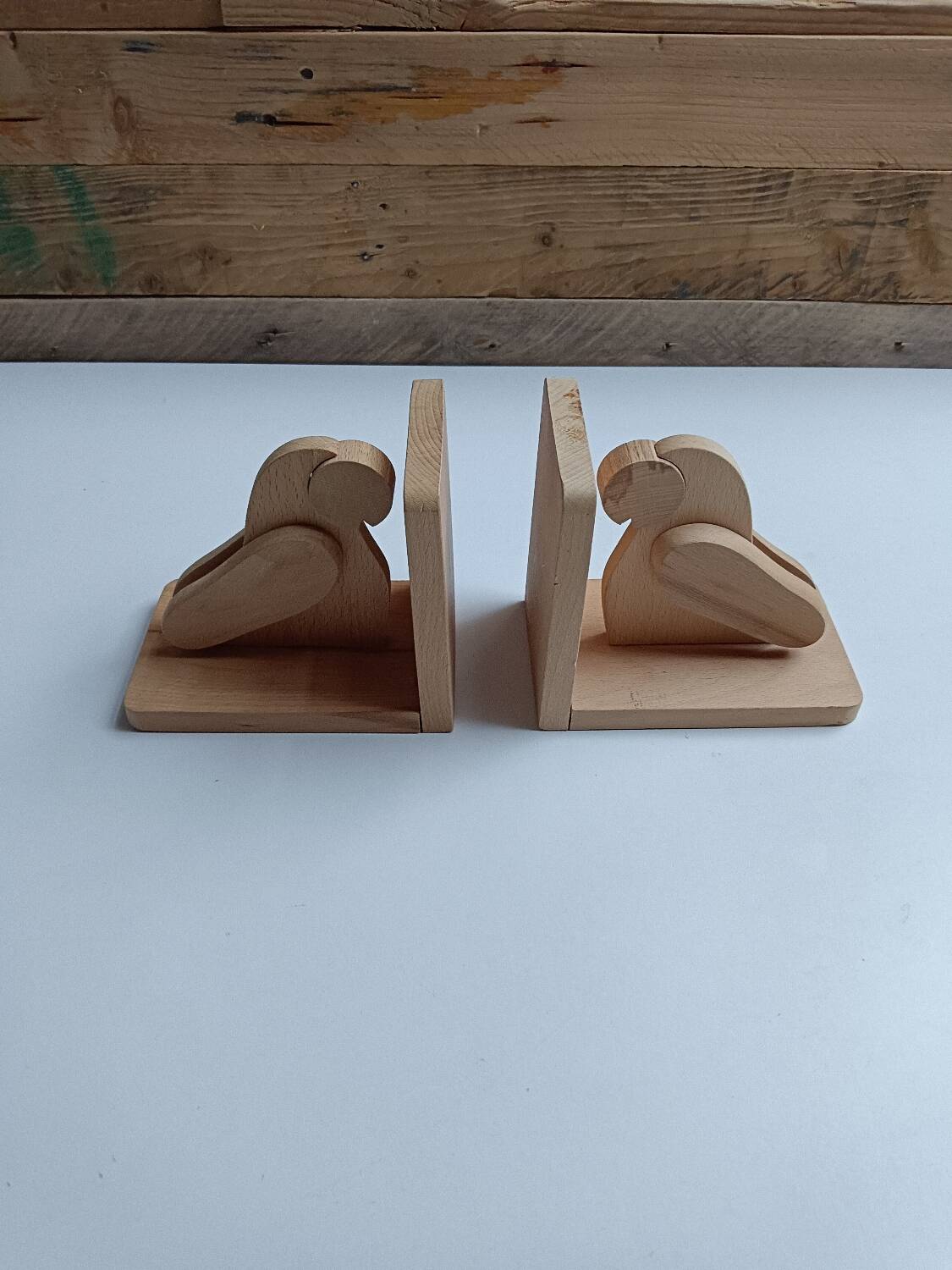 Serre-livres en bois brut figurant des oiseaux