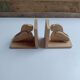 Serre-livres en bois brut figurant des oiseaux