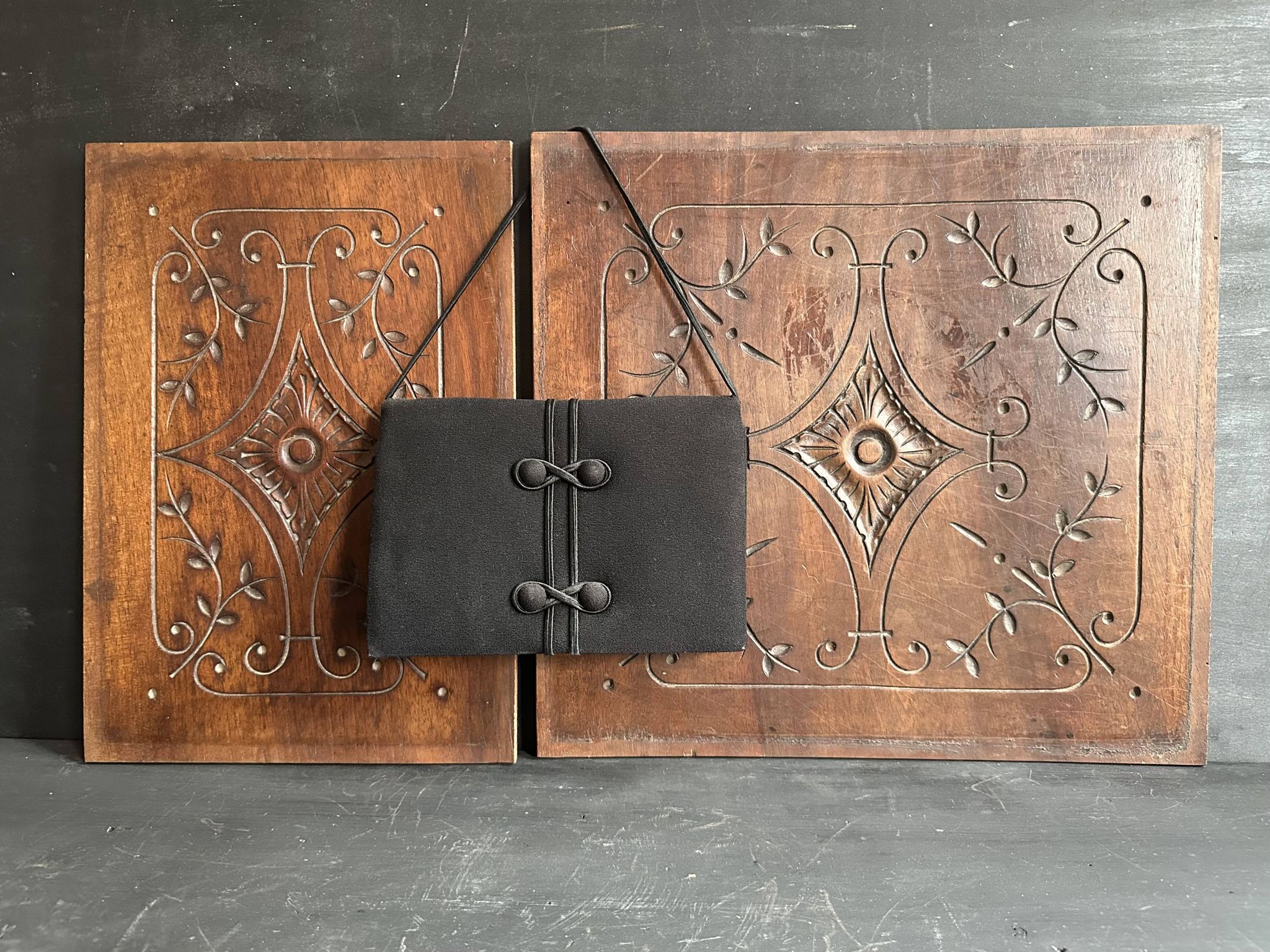 Pair of antique decorative panels in carved wood, late 19th century.