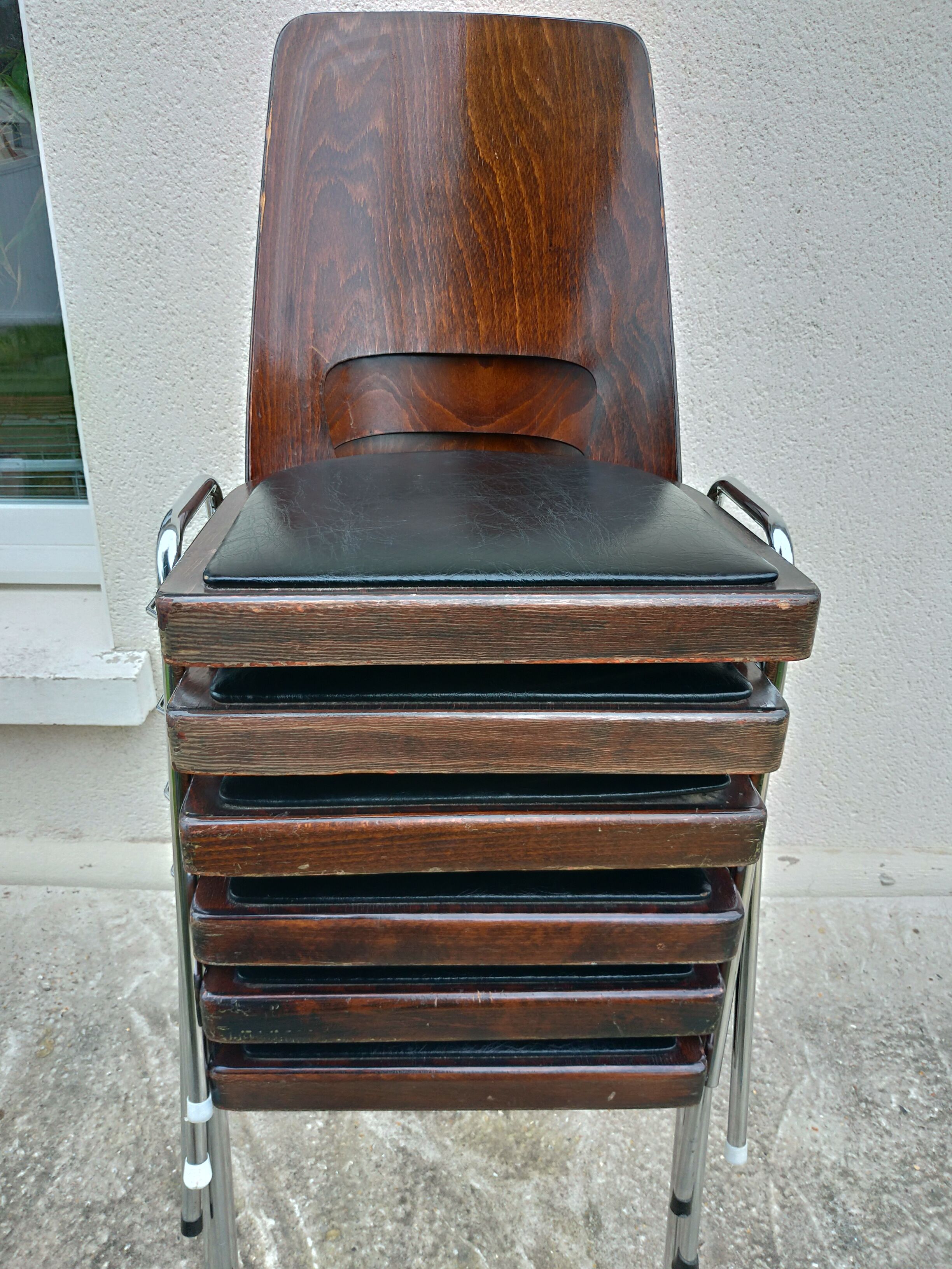 6 stackable Baumann chairs