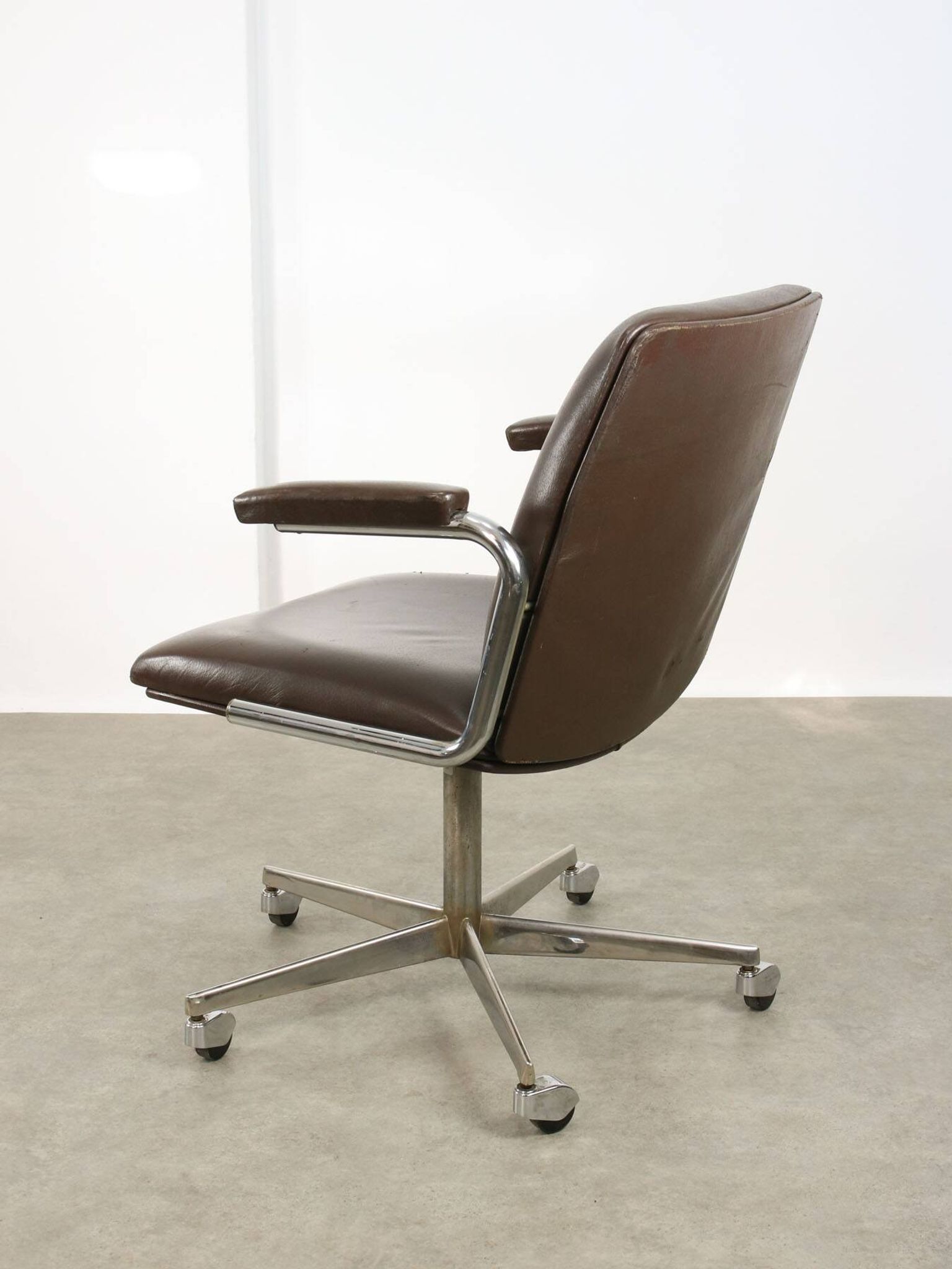 Chaise pivotante en cuir marron italien du milieu du siècle