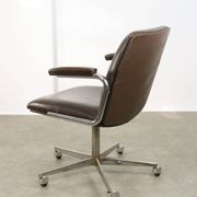 Chaise pivotante en cuir marron italien du milieu du siècle