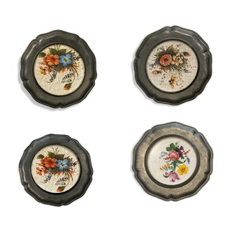 Lot de 4 sous tasses en porcelaine et étain décors fleurs