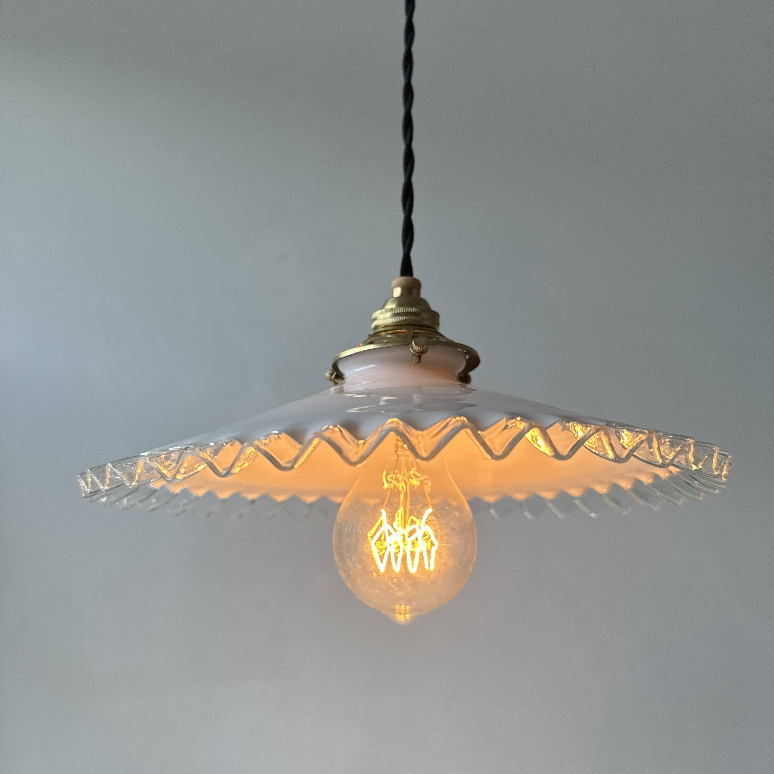 Vintage 25 cm opaline notched suspension