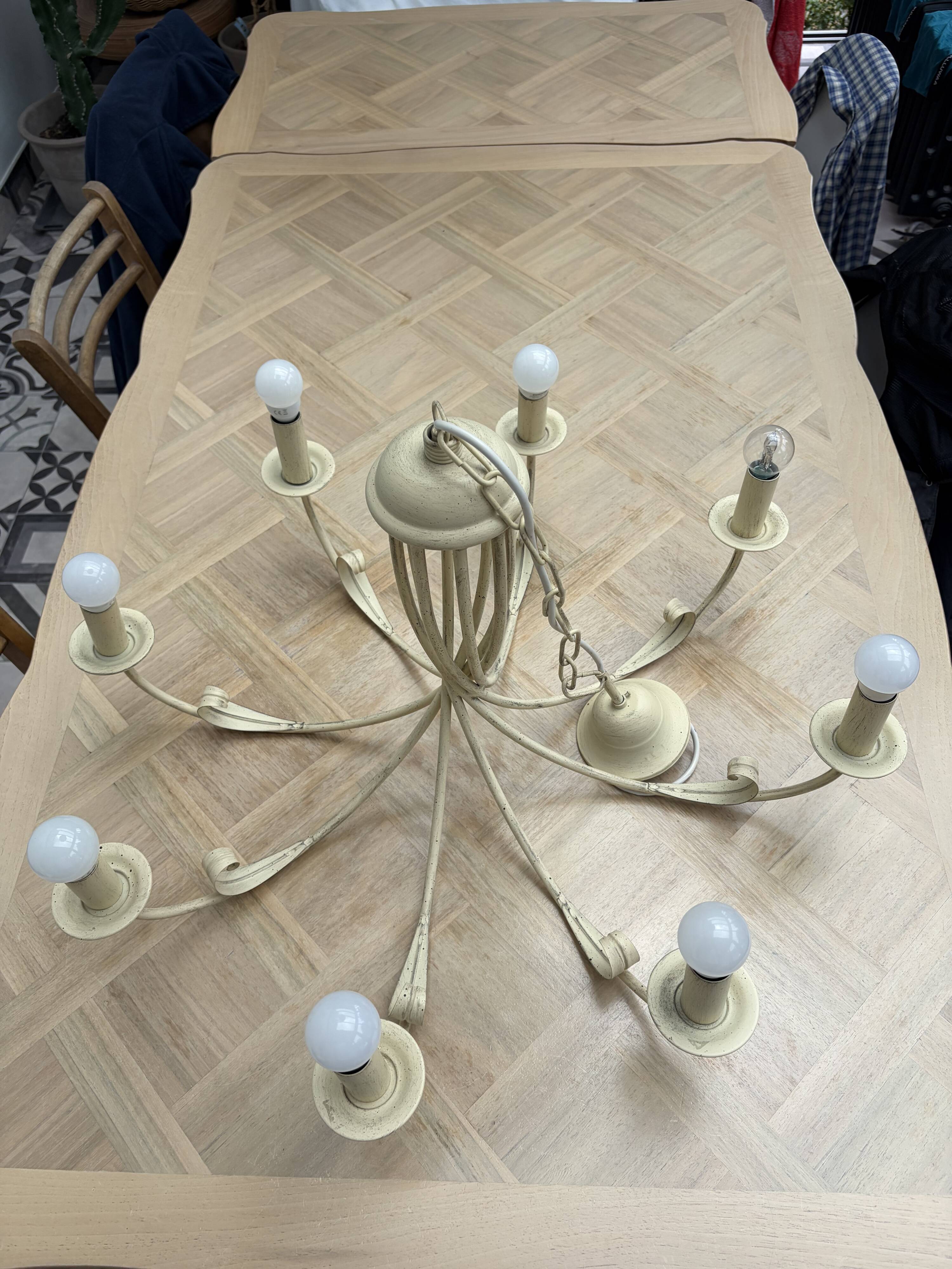 Large chandelier with 8 arms