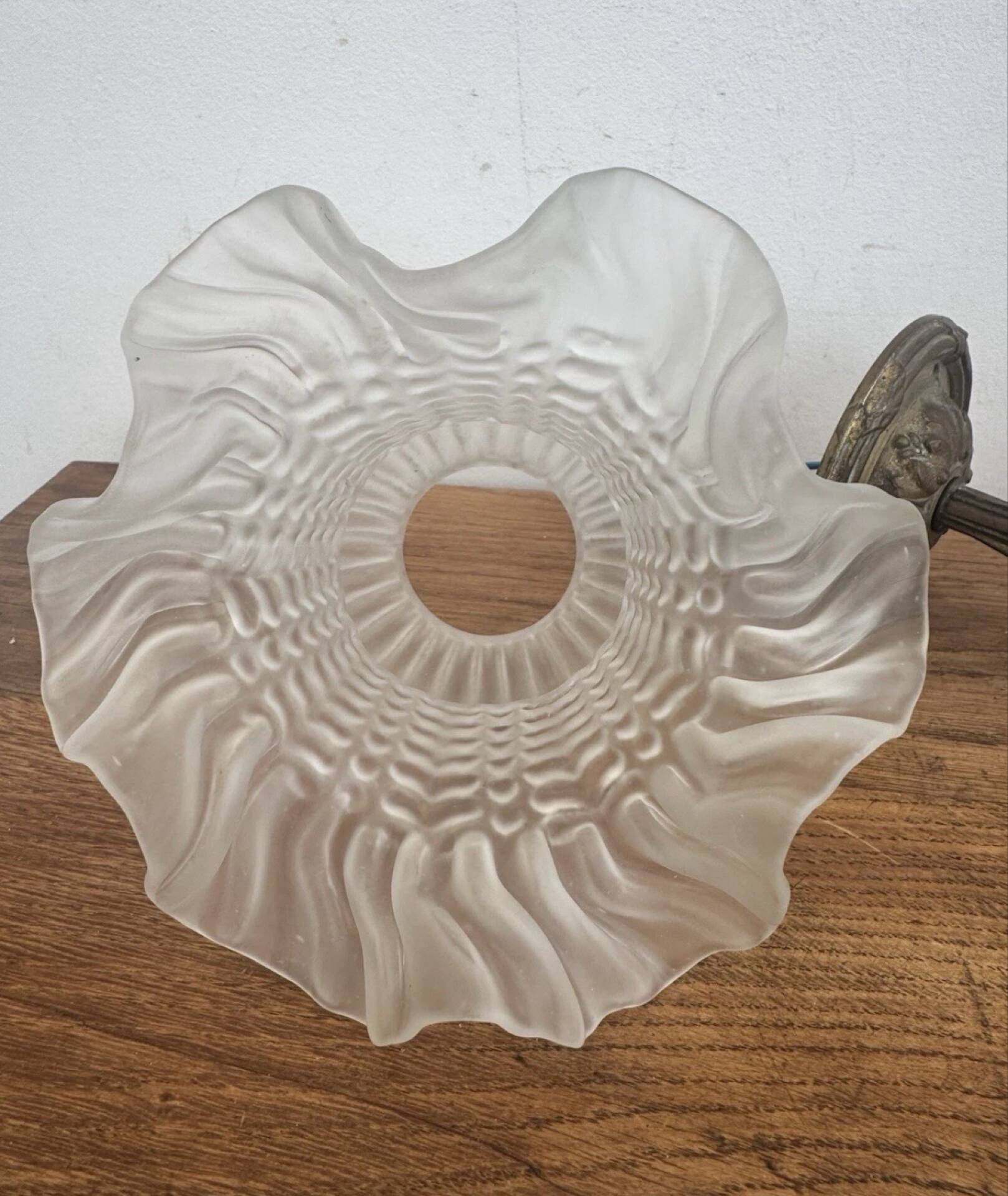 Antique bronze wall light in Louis XVI style - tulip-shaped glass paste flower.