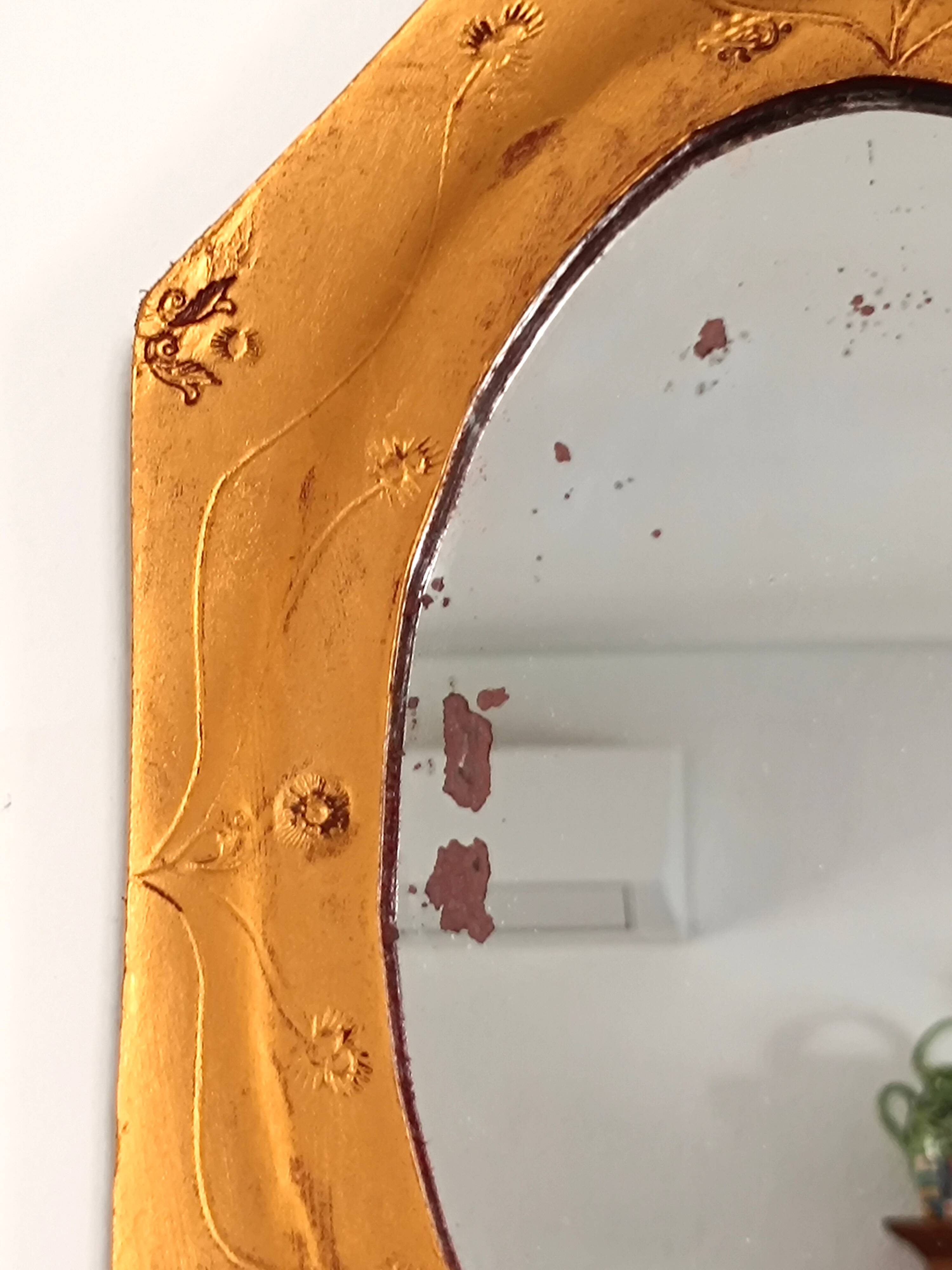 Small octagonal mirror in gold leather