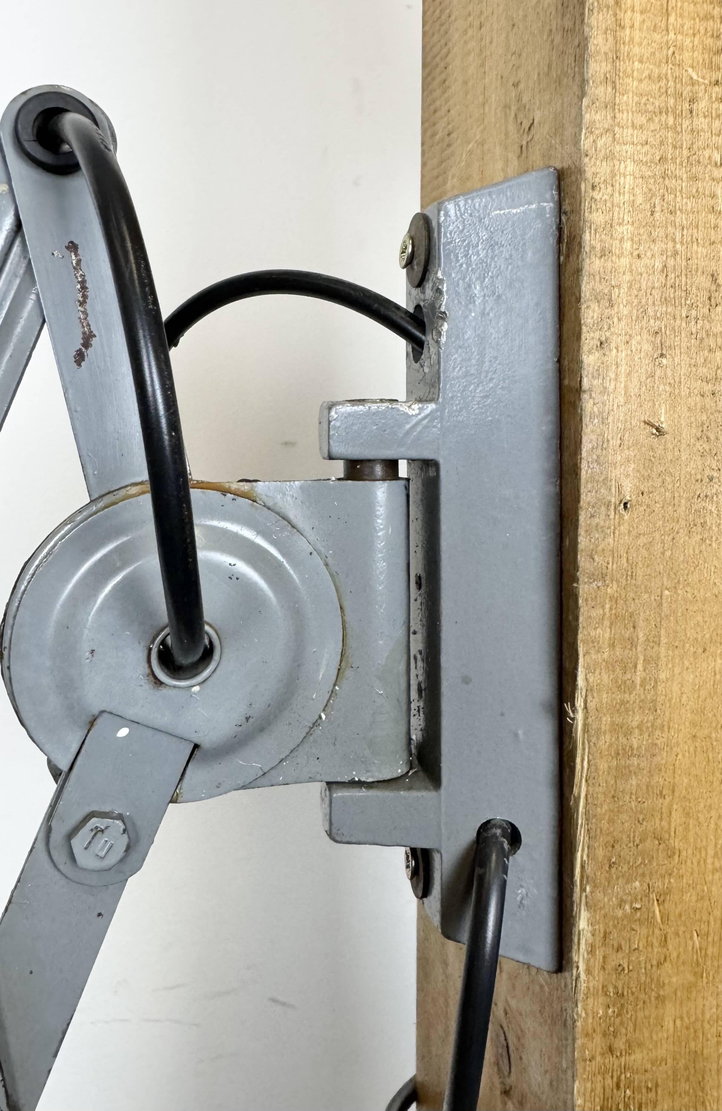 Applique murale industrielle grise en forme de ciseaux, Elektroinstala, années 1960