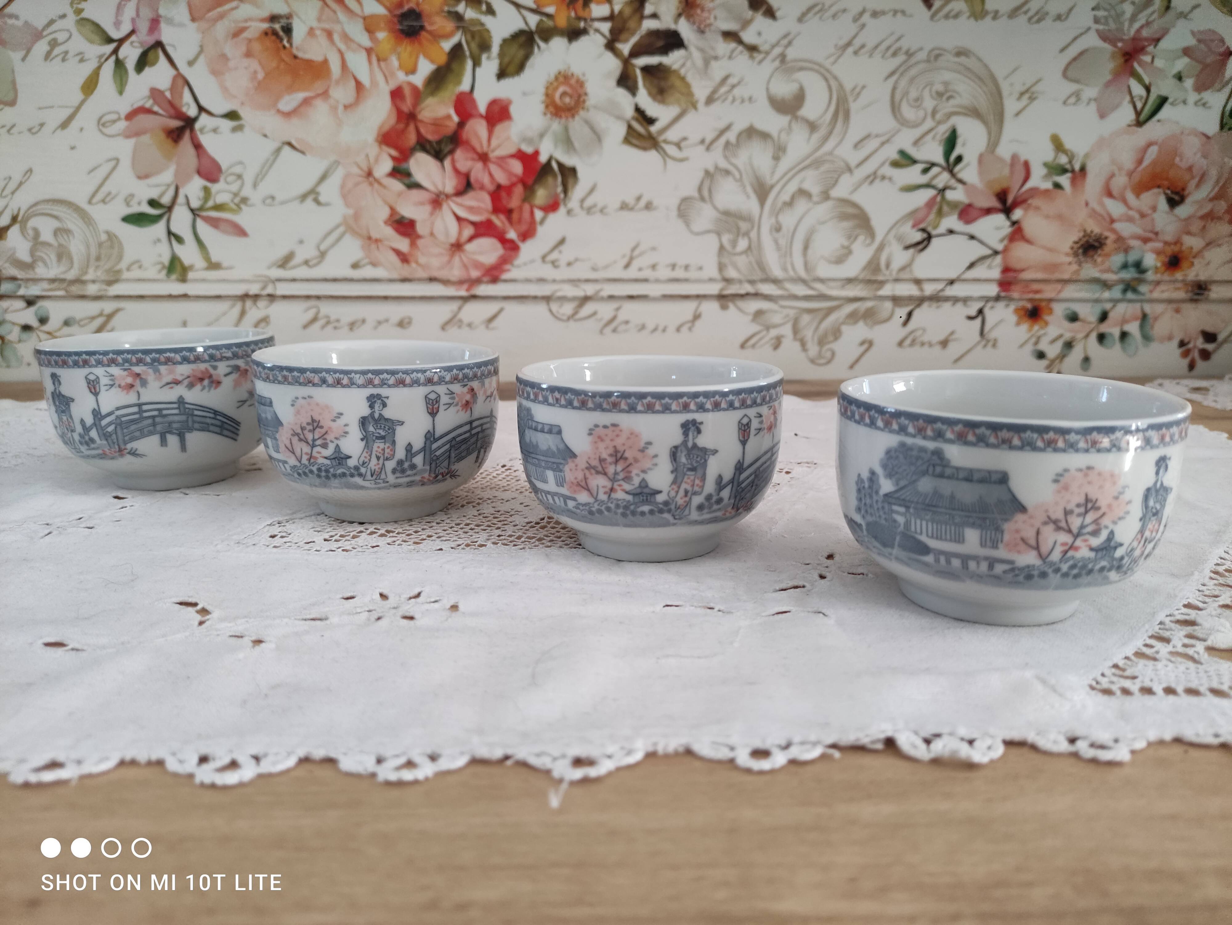 Set of 4 Japanese tea cups without handle pale blue and pink décor