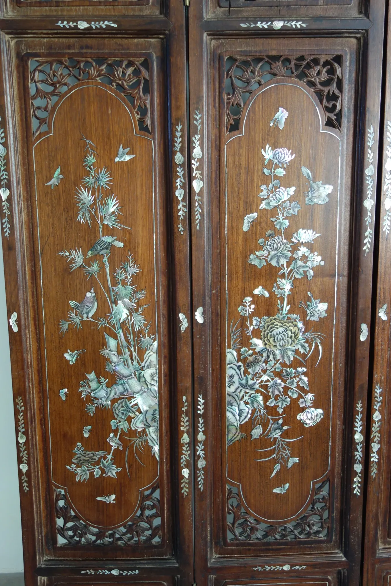 Asian screen in carved wood and mother-of-pearl marquetry.