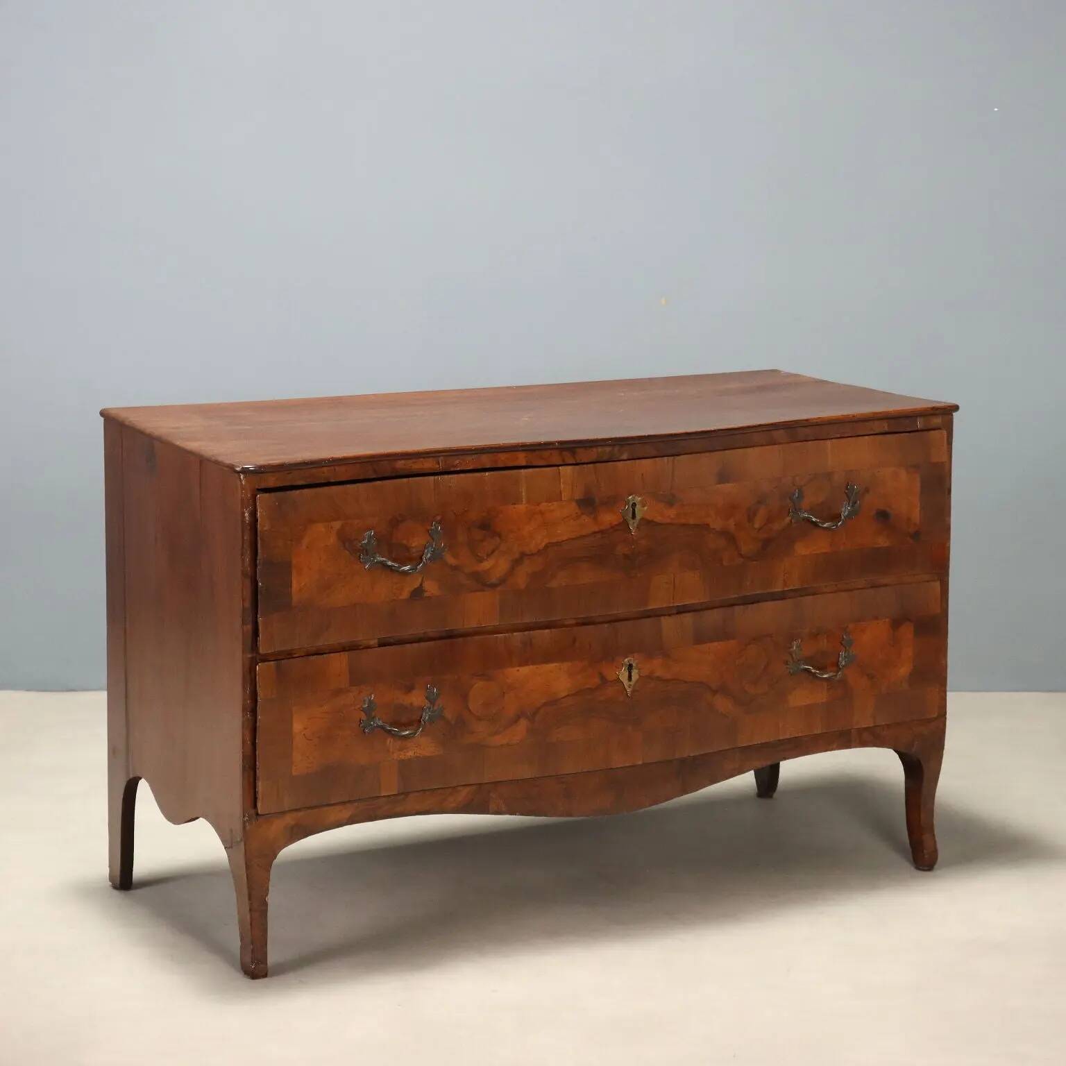 Lombard-Venetian Barocchetto commode in walnut