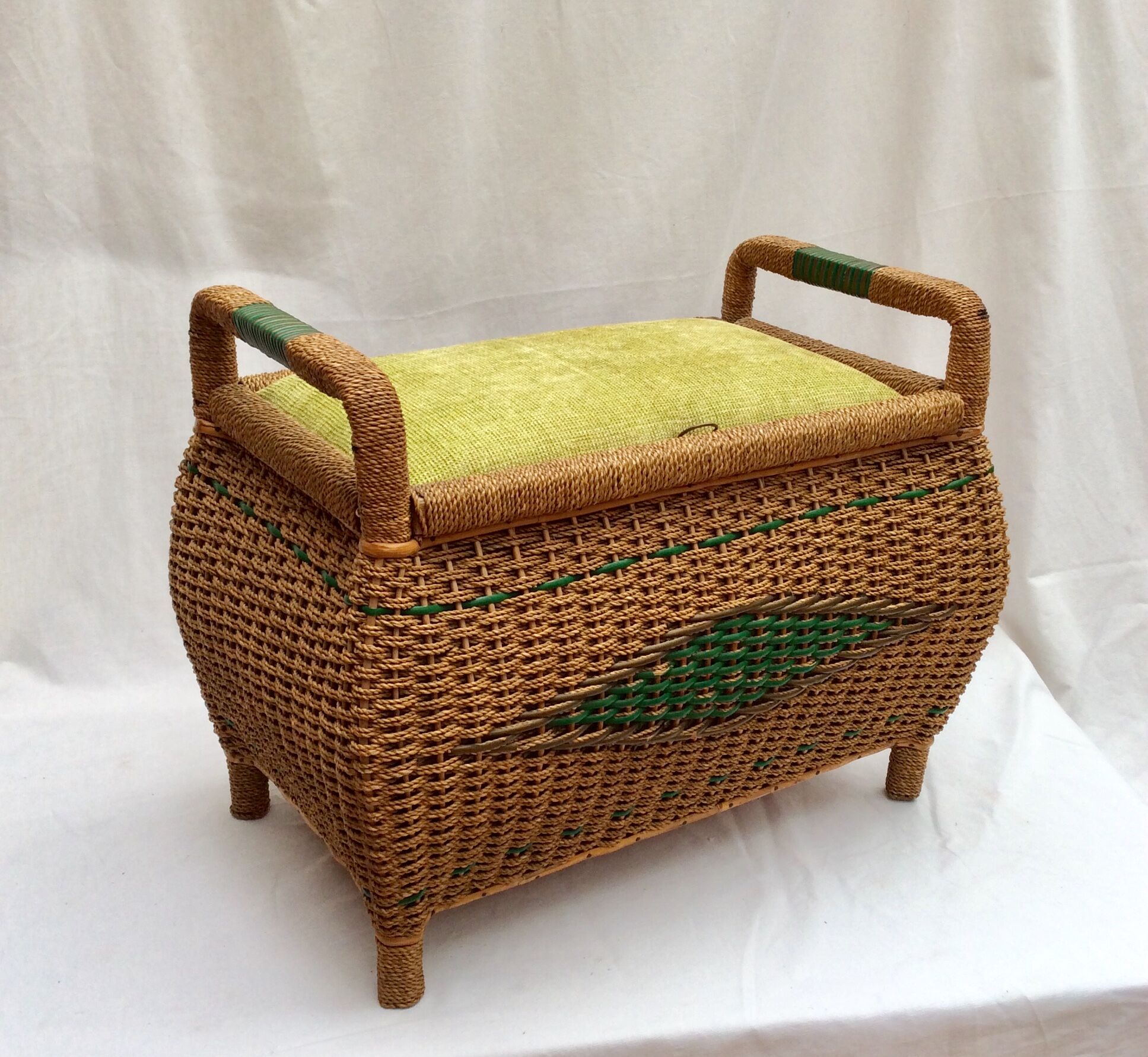 Playing box with two handles towards 1960s dimension: height -46.5cm- width -60cm-Pr-37