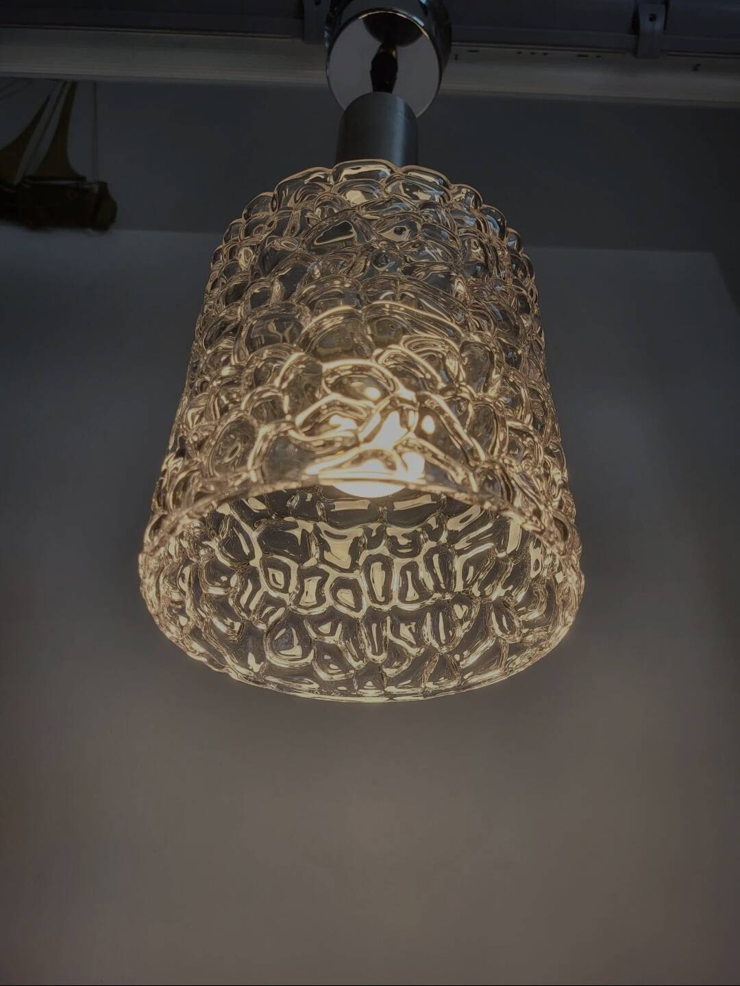 Lampe à suspension vintage avec capuchon en verre et relief, Chrome afwerking, jaren 60