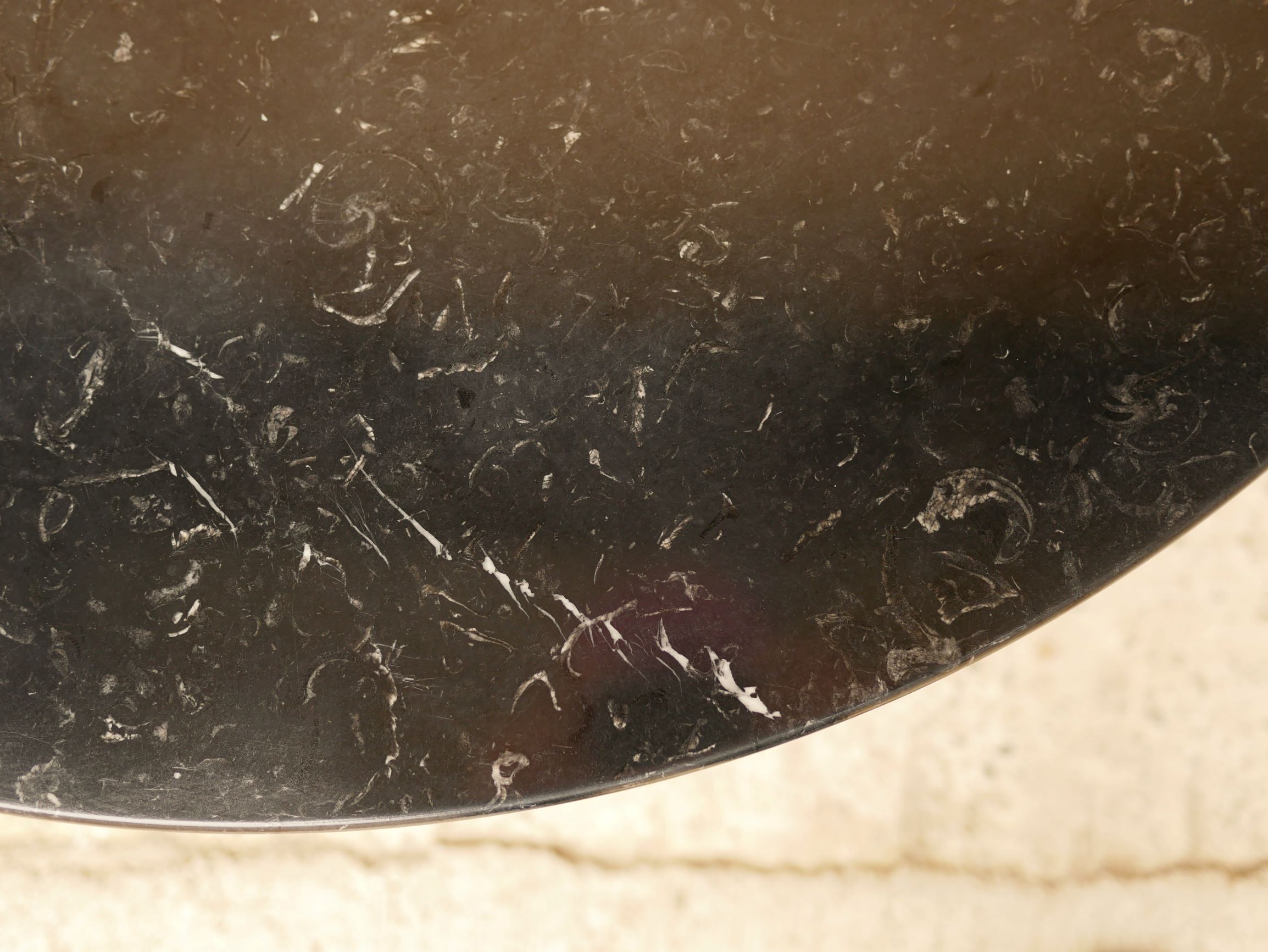 Table basse tulipe vintage en marbre noir