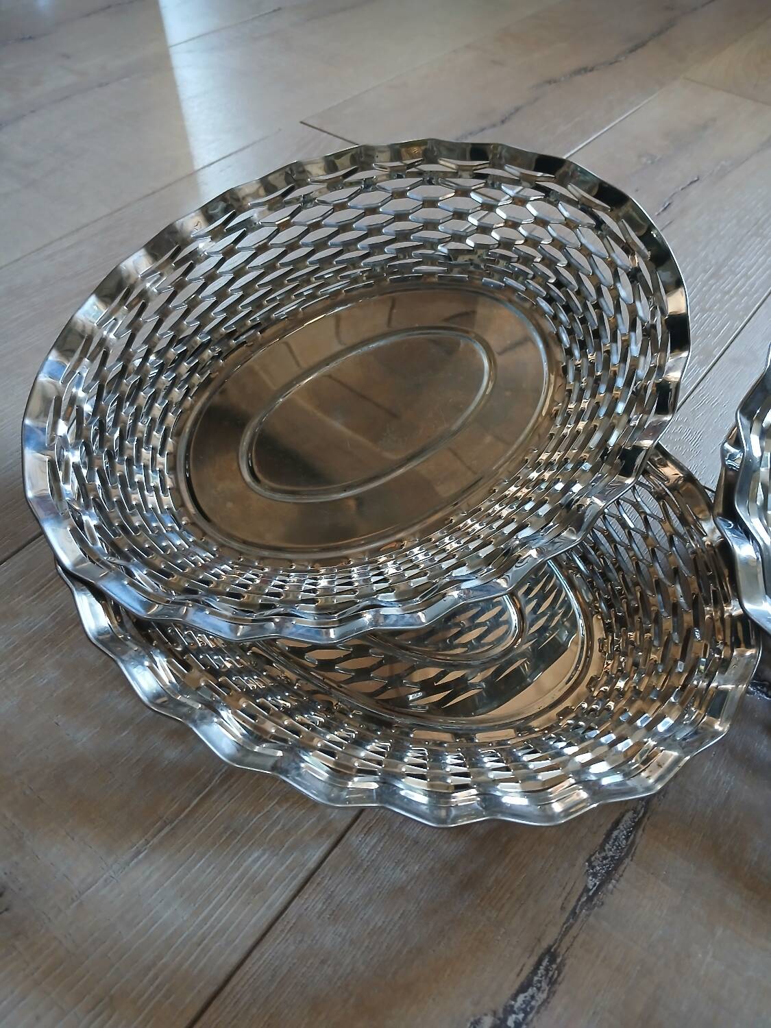 4 metal bread baskets