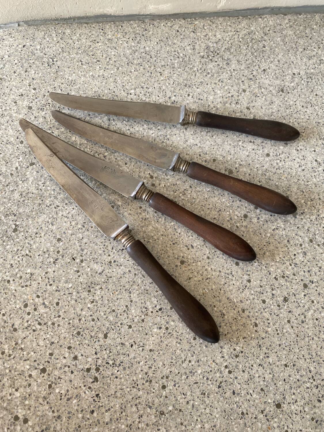 4 couteaux bois d’ébène monogramme MF