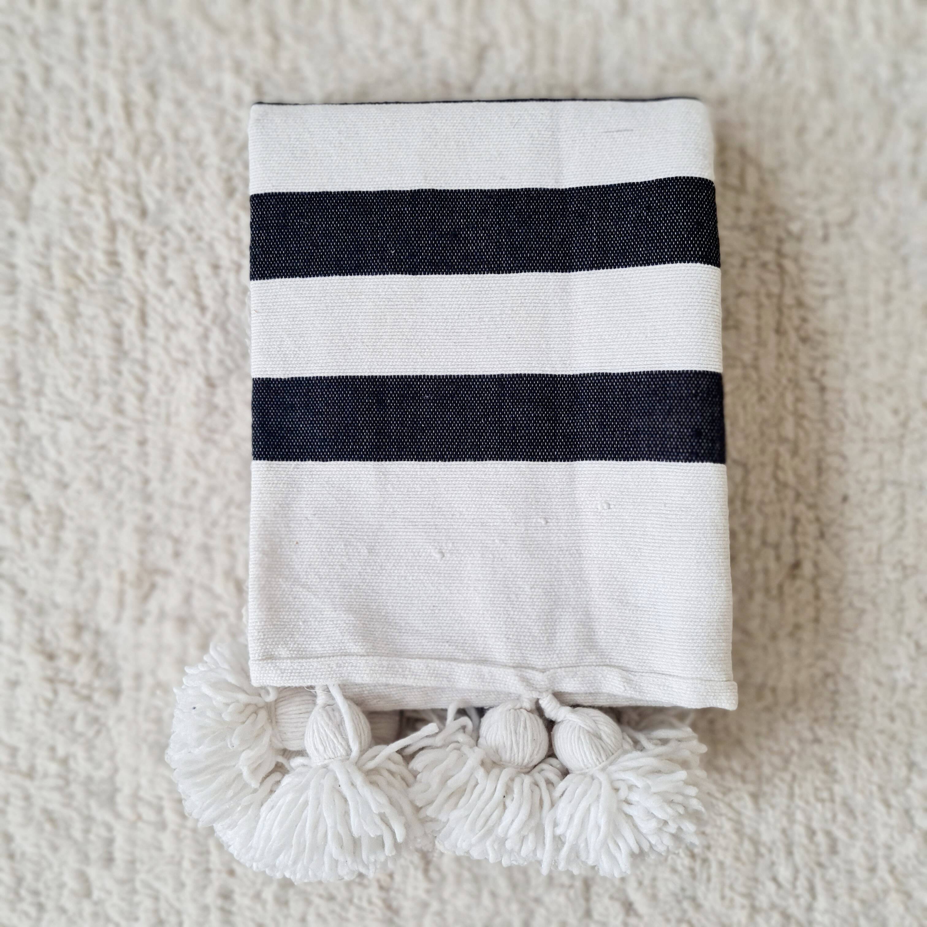Plaid tissé main rayures noires pompons blancs