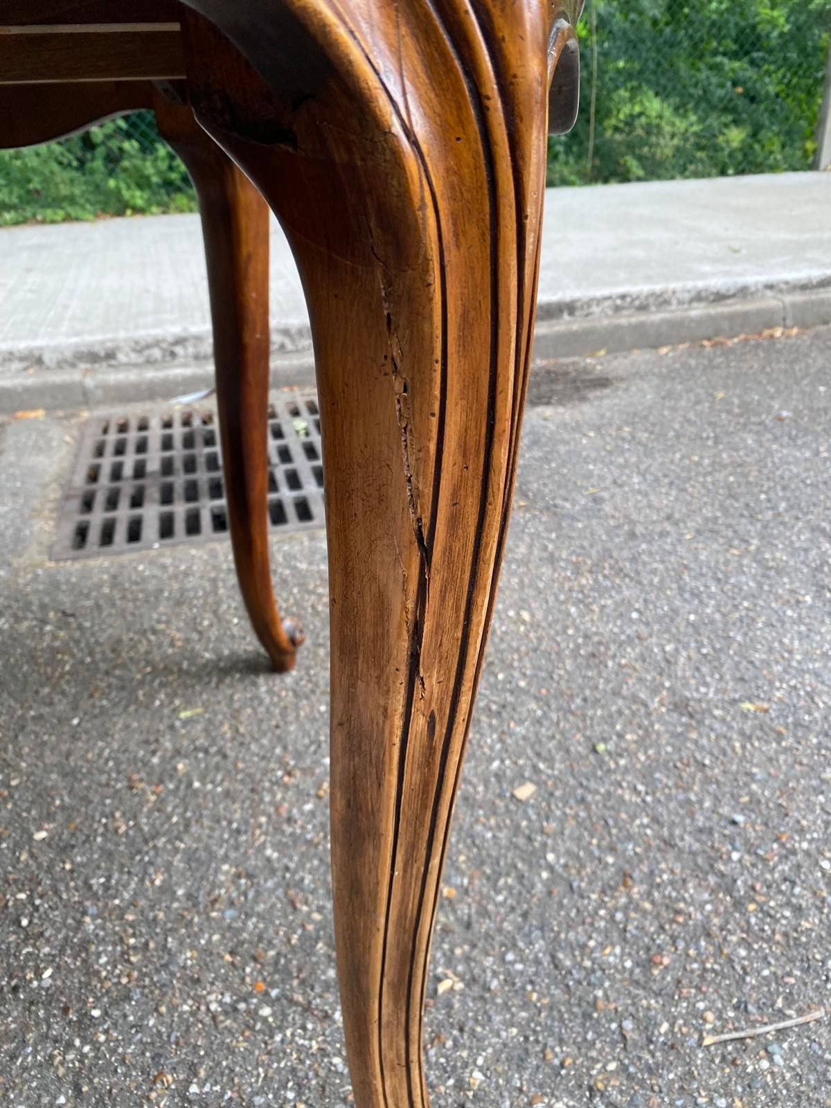 Round extendable dining table Louis XV in solid wood from the 1960s.