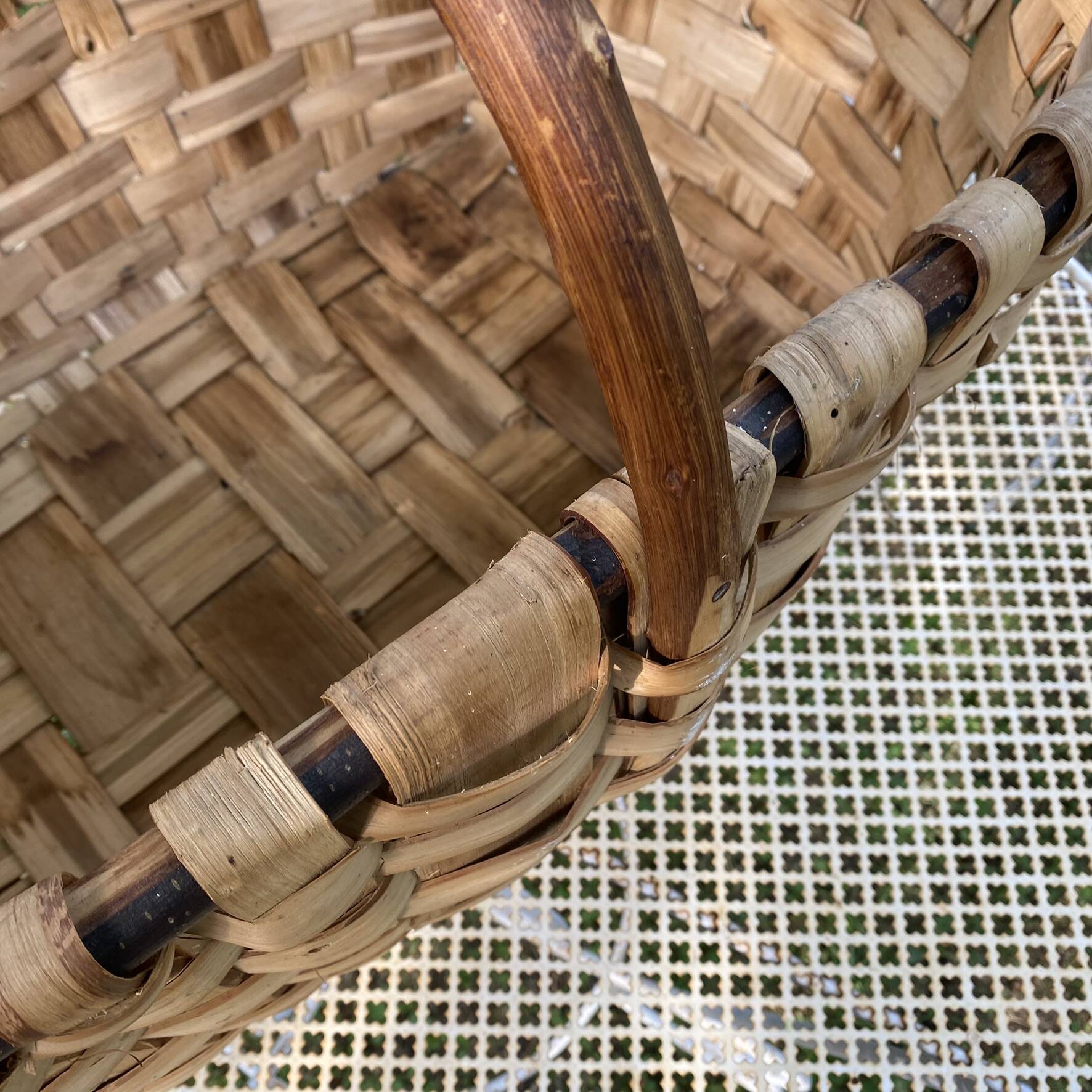 Panier en châtaignier et noisetier
