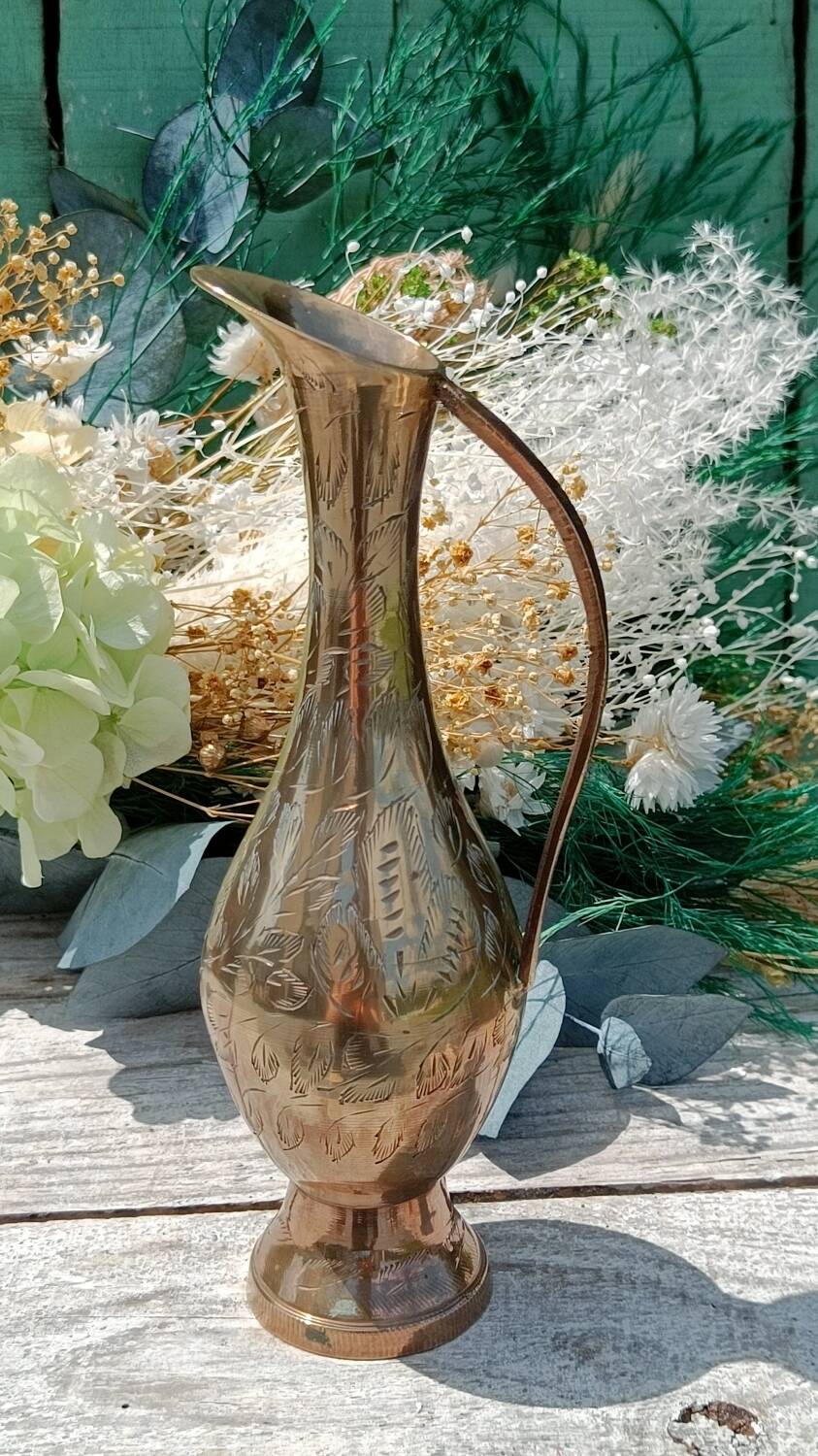 Carafe vase in chiseled brass