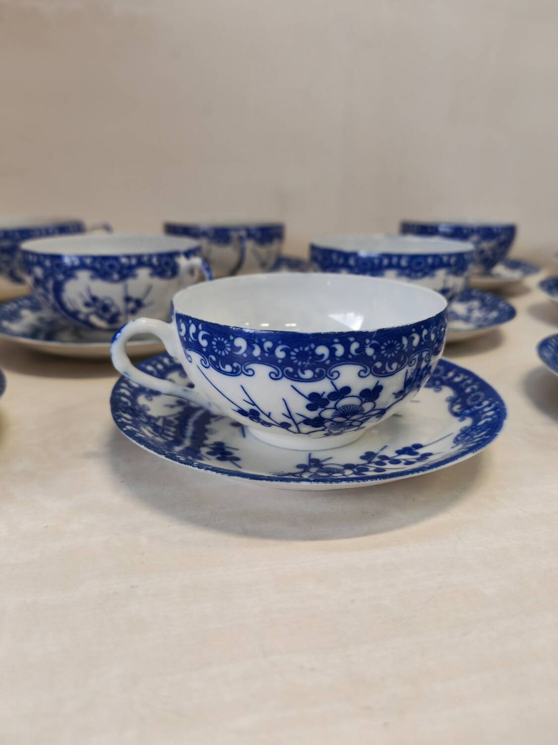 Magnifique Service de 12 Tasses et Soucoupes en Porcelaine