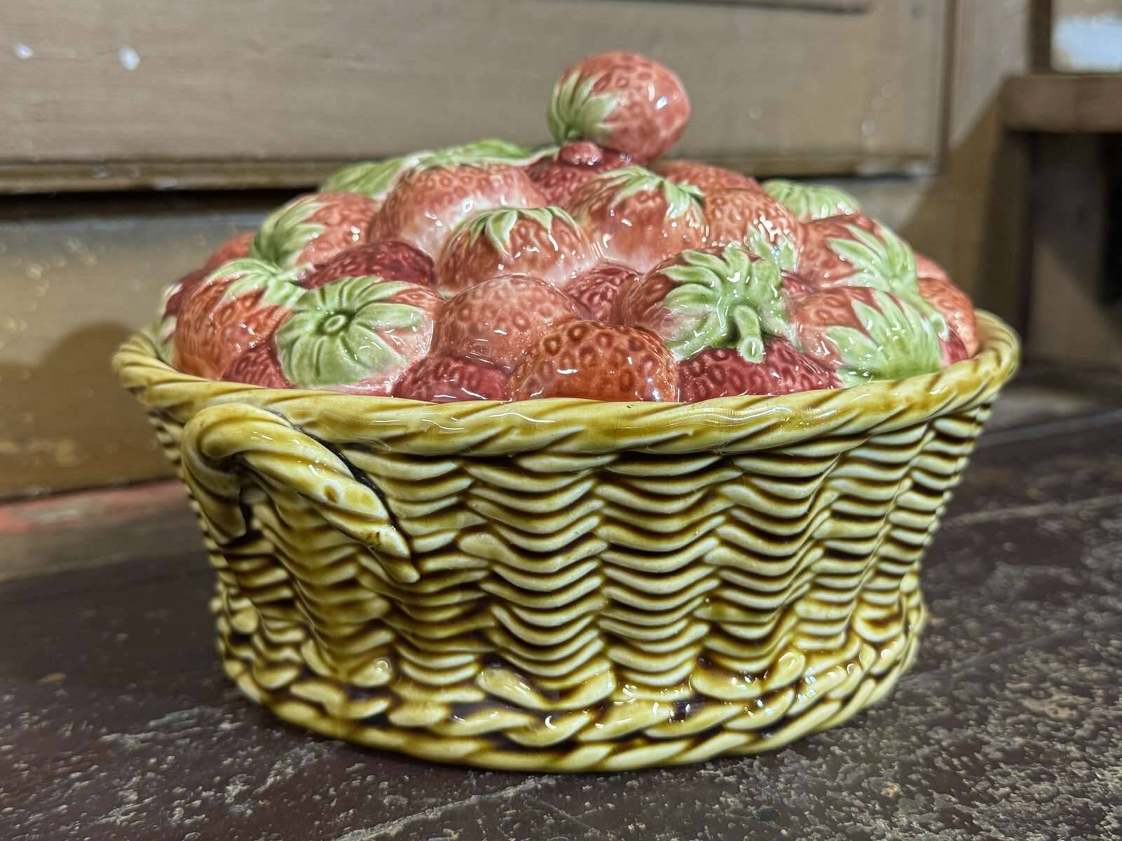 Strawberry basket in Sarreguemines slipware from the 1930s.