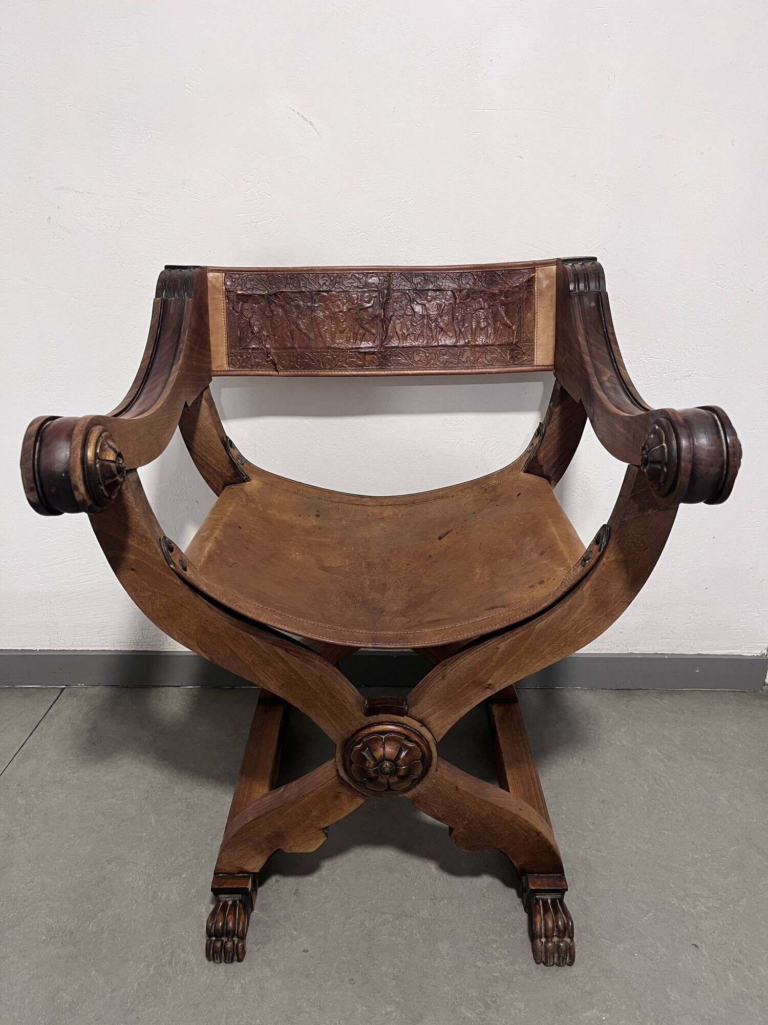 Siège Curule Rare en Bois Sculpté et Cuir Repoussé – Signé P.C. SCAFA Naple