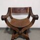 Siège Curule Rare en Bois Sculpté et Cuir Repoussé – Signé P.C. SCAFA Naple