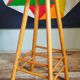 Tabouret de bar en bois blond massif vintage