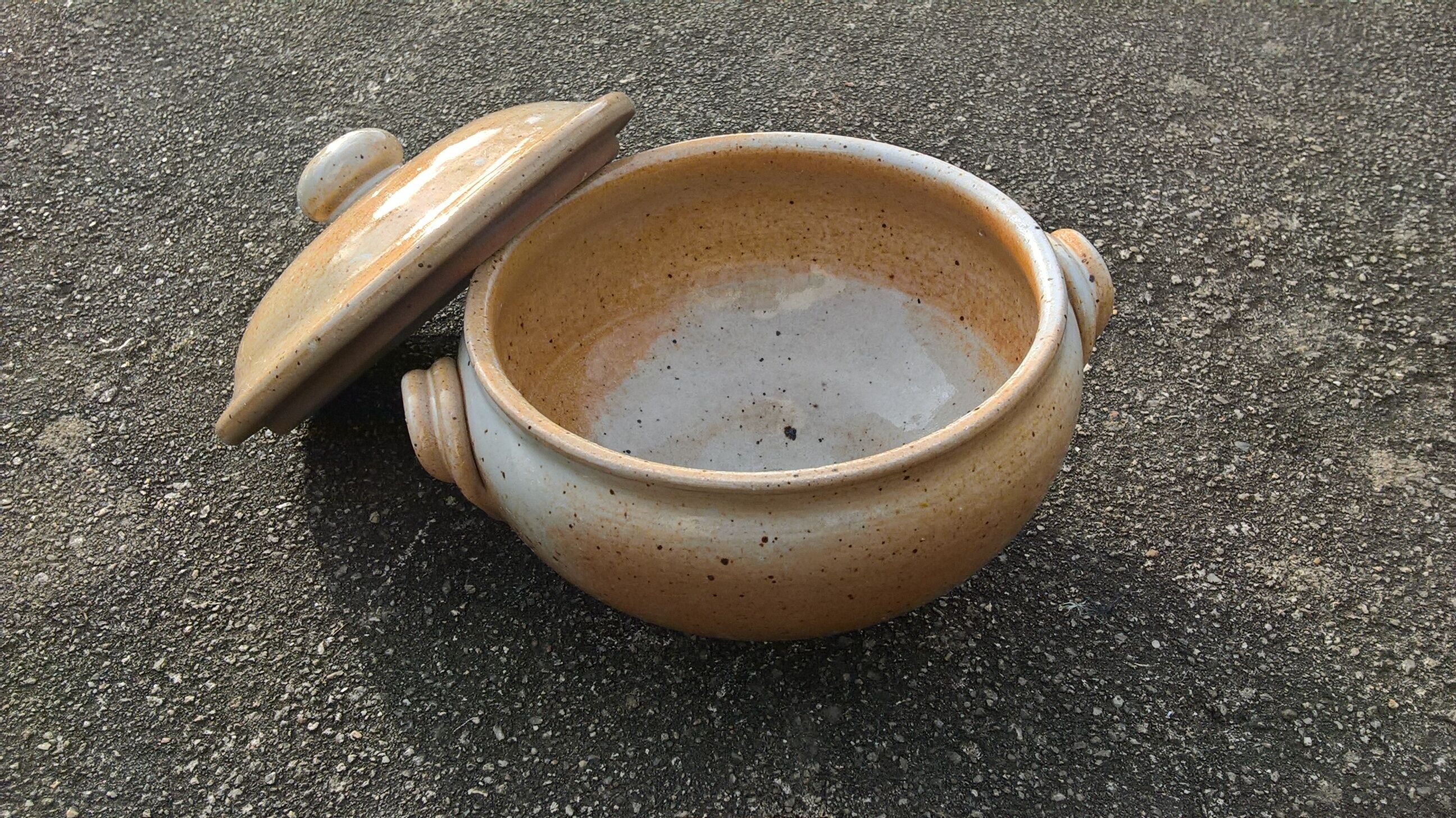 Covered bowl in Marais sandstone