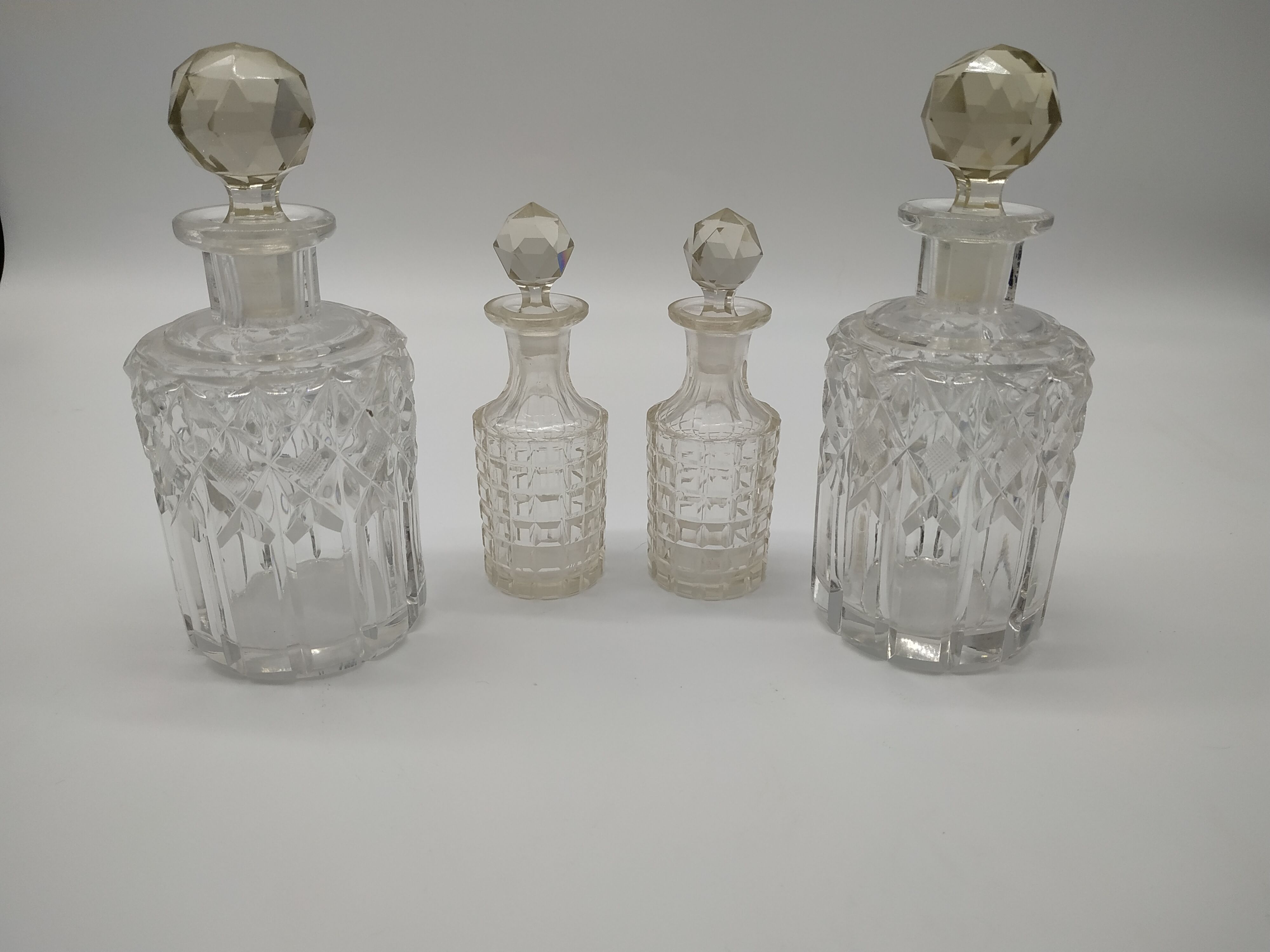 Série de 4 flacons en cristal de baccarat