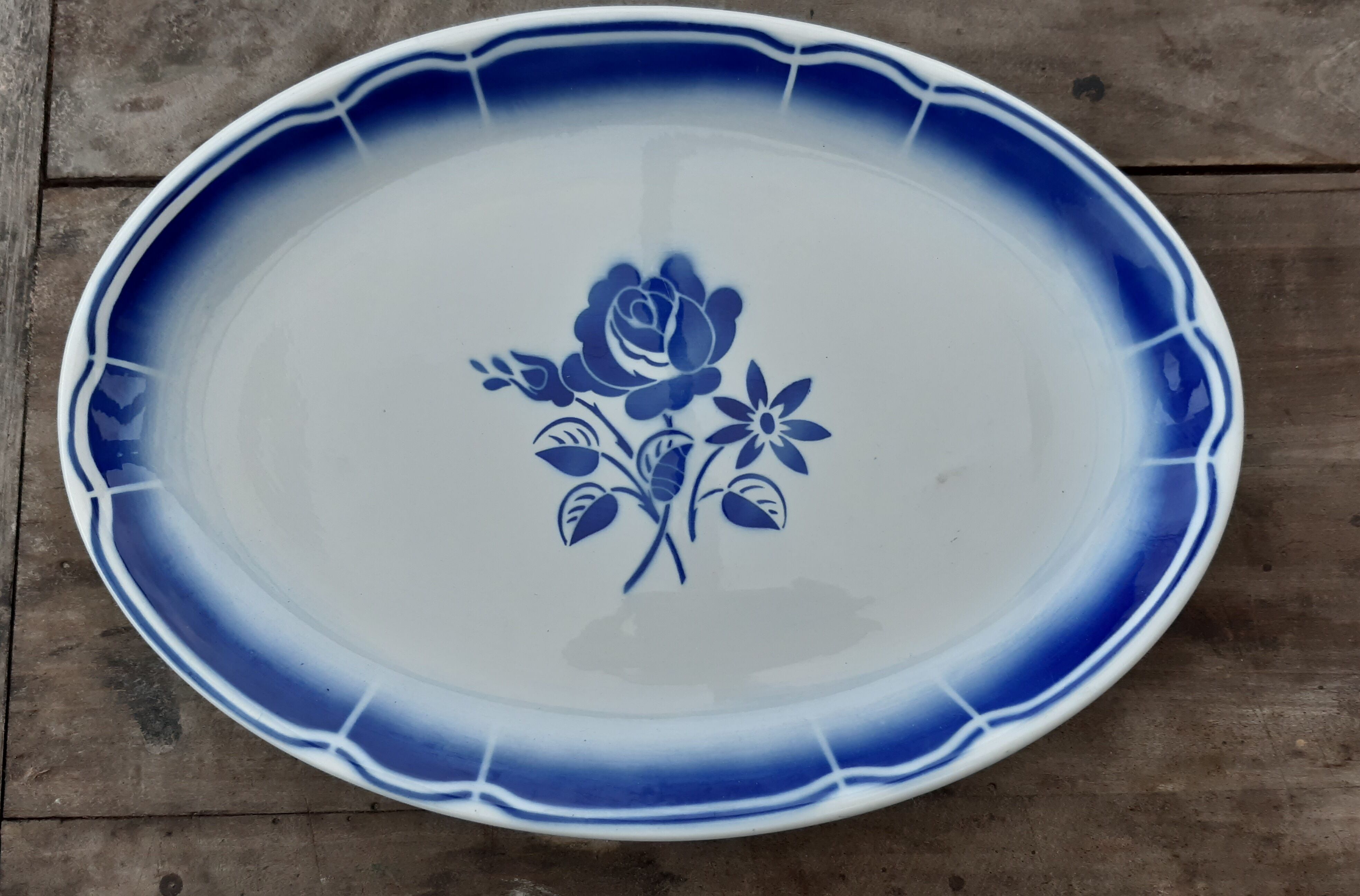 Flat oval faience of Badonviller