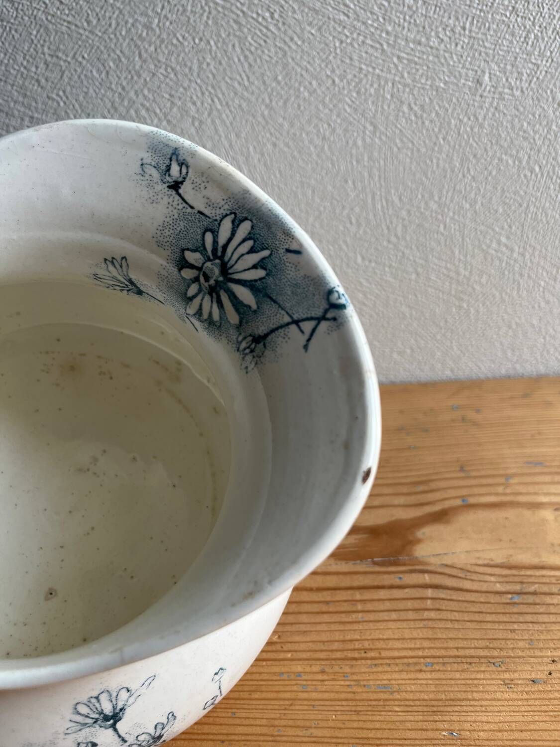 Old jug / pitcher with Daisy pattern from La Faïencerie Nouvelle in Givors.